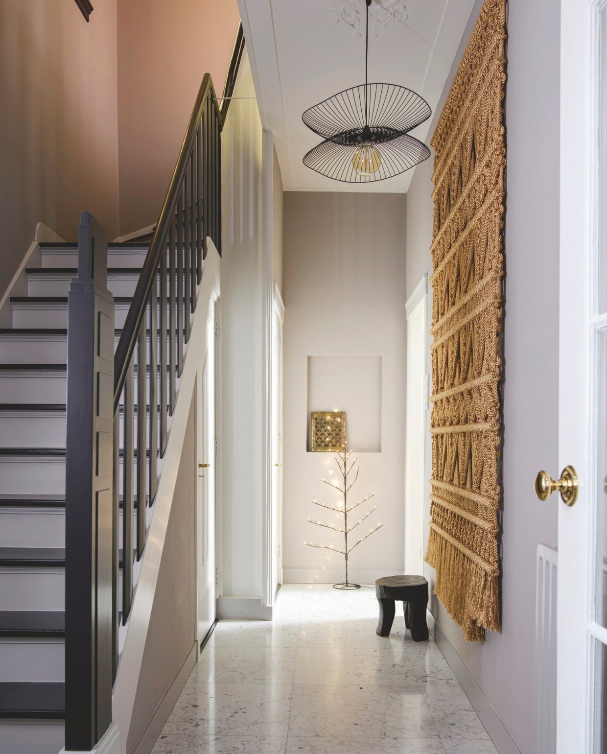 Wandkleed Milla Novo, kruk Household Hardware, hanglamp Libellule van Forestier. Wandkleur Dove Tale 267, plafond en deur Strong White 2001, trap Tanner’s Brown 255 van Farrow &amp; Ball. vtwonen 12-2024 | styling Marit Saladini | fotografie Louis Lemaire