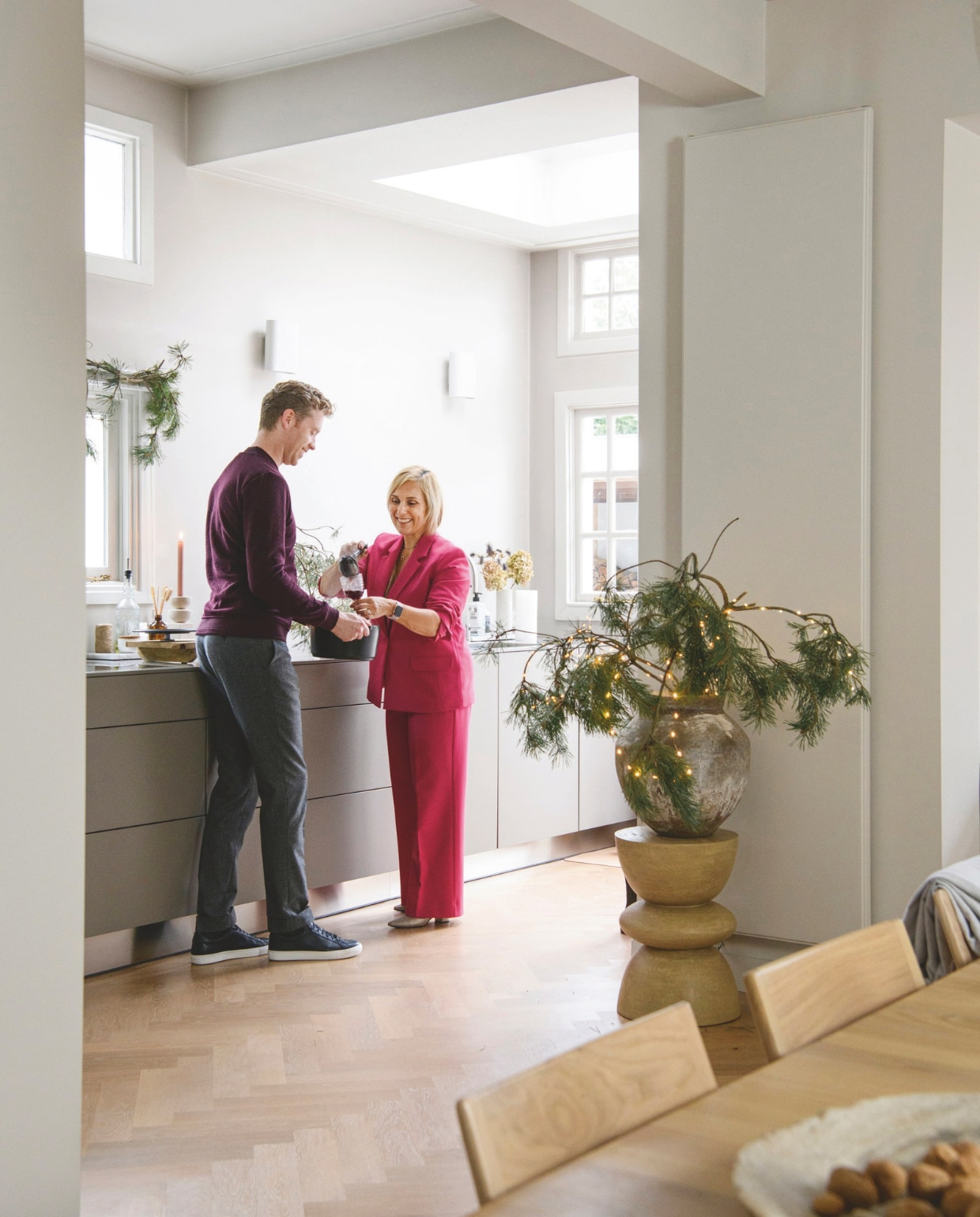 Keuken Bulthaup, kruk Westwing, tafel en stoelen Bolia, pot Household Hardware, kerstversiering H&amp;M Home, Zara Home, Aap en Poes. Wandkleur Skimming Stone 241, raam Strong White 2001, kozijnen Elephant’s Breath 229 van Farrow &amp; Ball. vtwonen 12-2024 | styling Marit Saladini | fotografie Louis Lemaire