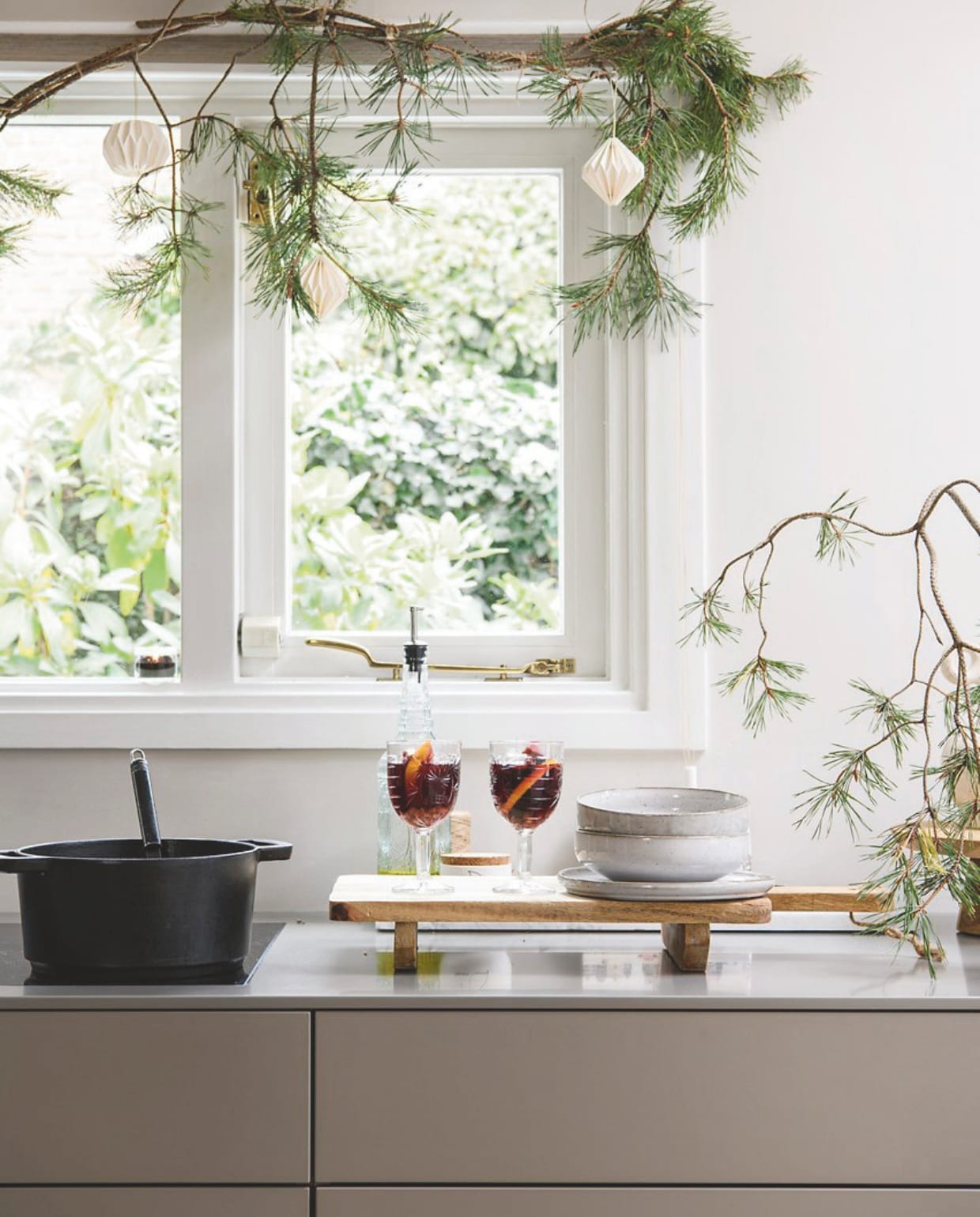 Keuken Bulthaup. Servies Westwing, pan Blokker, serveerplank Xenos, kerstversiering Søstrene Grene. vtwonen 12-2024 | styling Marit Saladini | fotografie Louis Lemaire