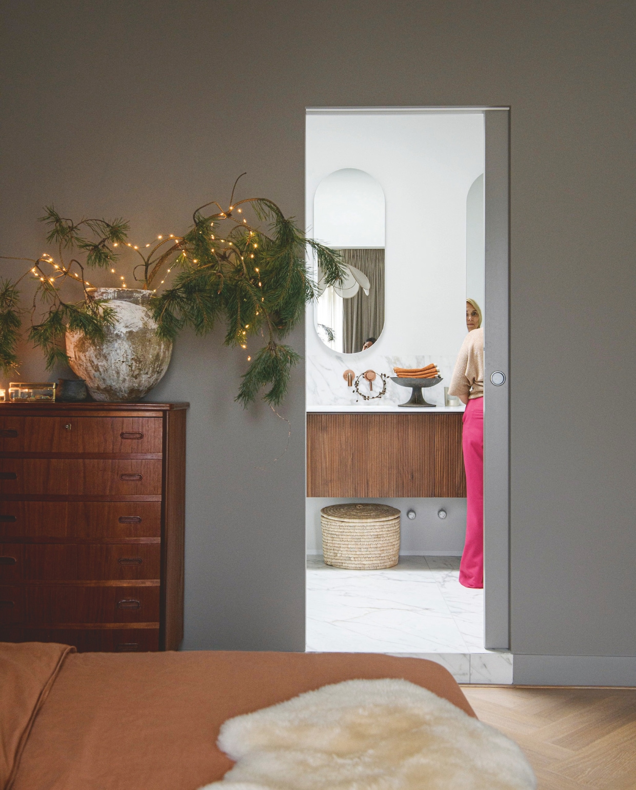 Ladekast vintage, wastafelmeubel X2O, tegels uit Italië, kranen Maxaro, dekbedovertrek Wehkamp, vacht Volero, pot Household Hardware, mand H&amp;M Home, schaal Loods 5. Wandkleur Charleston Gray 243 van Farrow &amp; Ball. vtwonen 12-2024 | styling Marit Saladini | fotografie Louis Lemaire