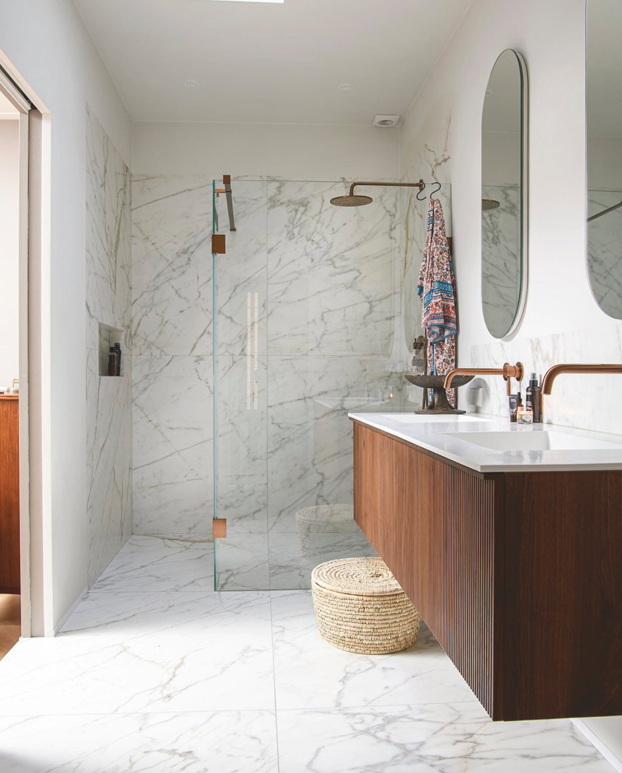 Tegels uit Italië, badkamermeubel X2O, kranen Maxaro, mand H&amp;M Home, schaal Loods 5, kimono badjas gekocht in Bangkok. vtwonen 12-2024 | styling Marit Saladini | fotografie Louis Lemaire