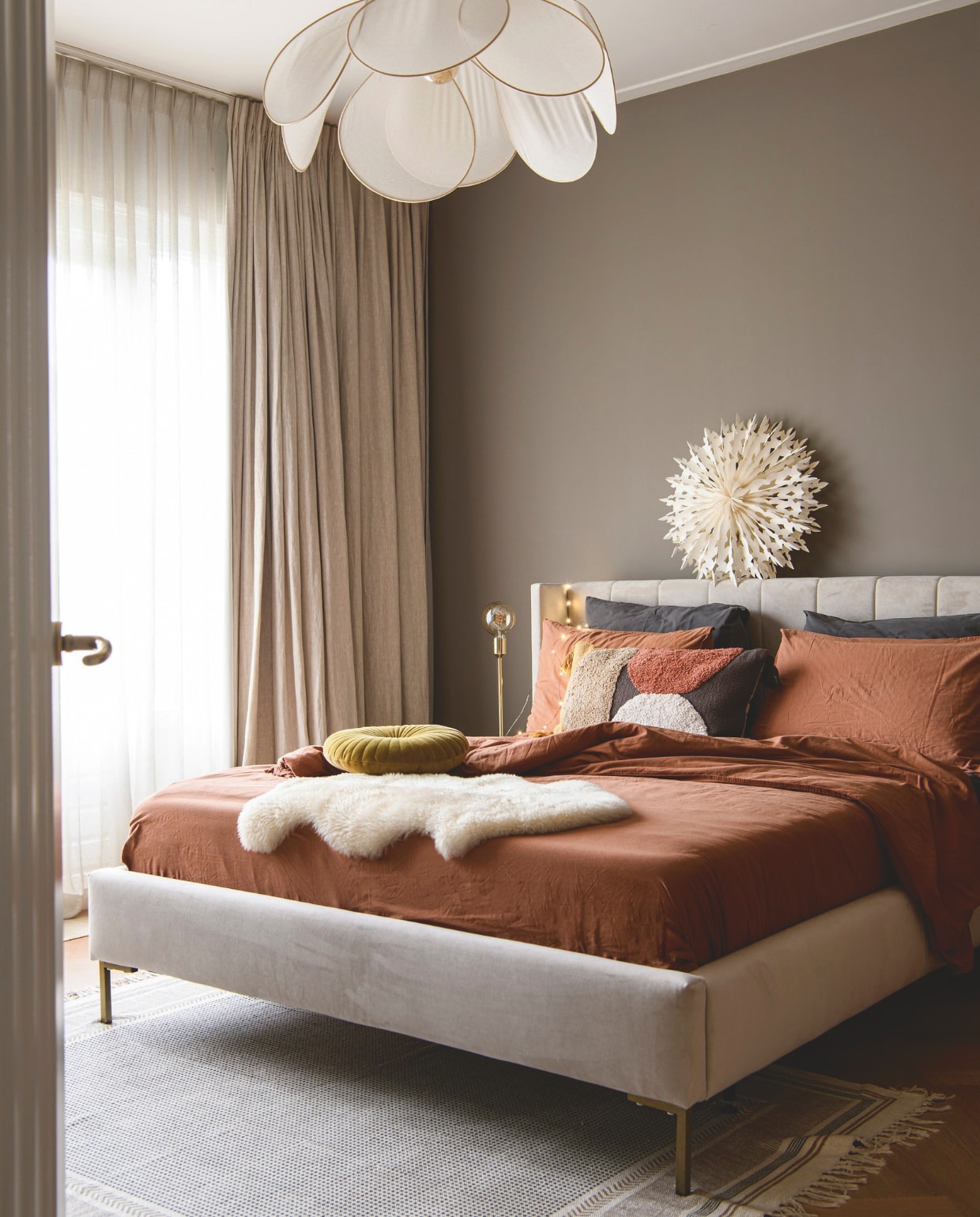 Bed Westwing, dekbedovertrek Wehkamp, hanglamp Georges Store, vacht Volero, kerstornament en rond kussen Sissy-Boy Homeland, kussen cirkels gekocht in Canada, tafellamp Søstrene Grene, vloerkleed Zara Home, gordijnen Roseleur. vtwonen 12-2024 | styling Marit Saladini | fotografie Louis Lemaire