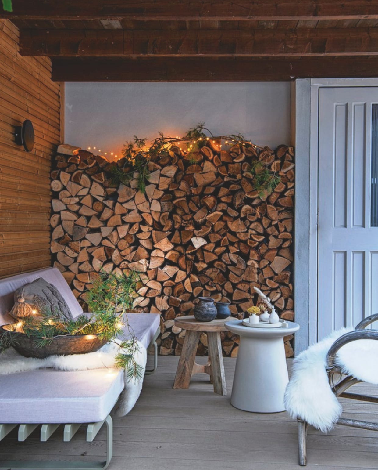 Keramieken bijzettafel HKliving, bijzettafel hout Xenos, bank HKliving, kussens kussenmaatjes.nl, vacht Volero, stoel ByDennis, schaal Household Hardware, geurkaarsen Bath &amp; Body Works, kerstdeco Søstrene Grene. vtwonen 12-2024 | styling Marit Saladini | fotografie Louis Lemaire