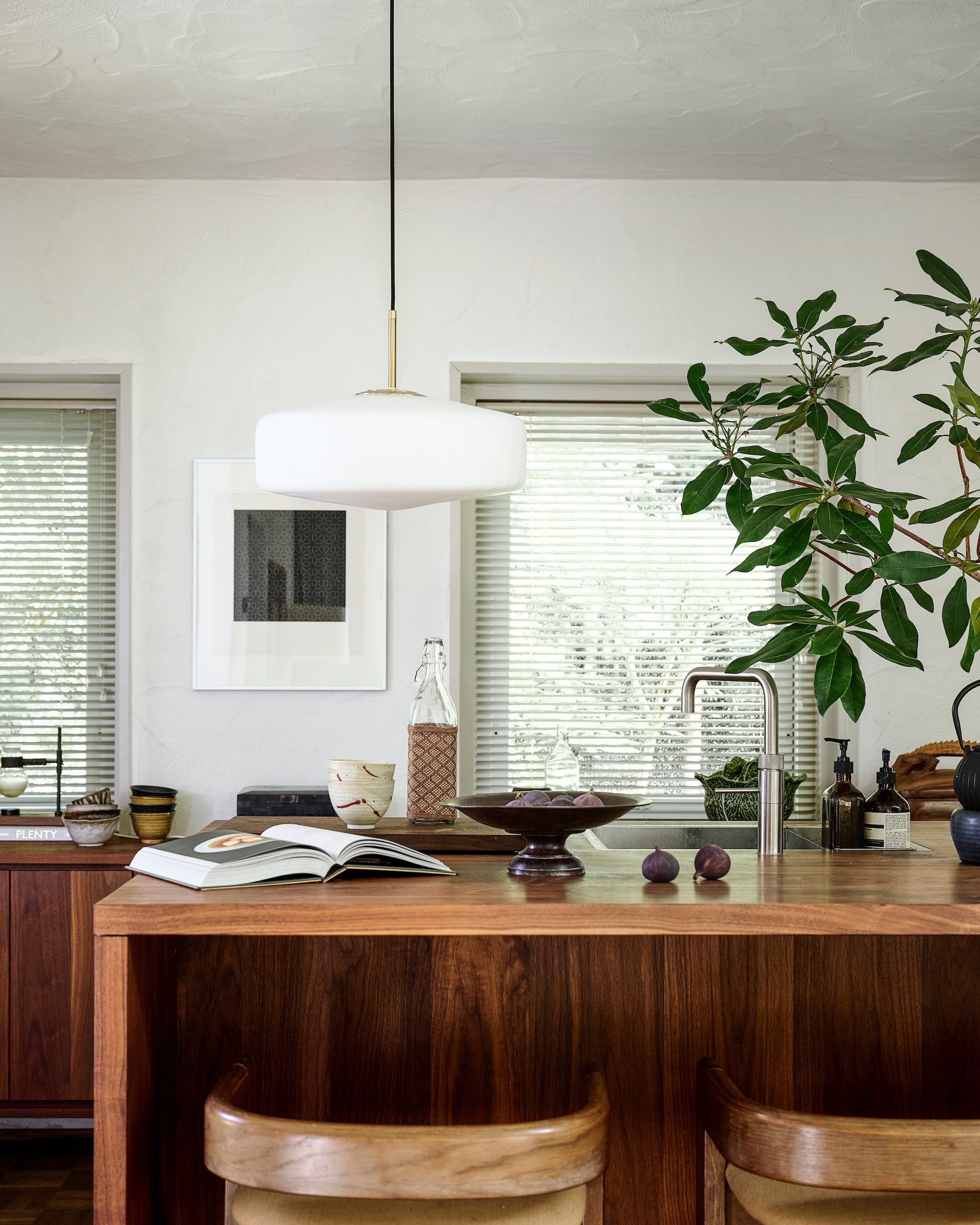 vtwonen hanglamp Pleat, metaal en glas, wit, 30x17 cm (Øxh) € 159,- en 40x17 cm (Øxh) € 239,-. Ook verkrijgbaar in helder en bruin glas. Overig privébezit. vtwonen 11-2025 | styling Kim van Rossenberg | fotografie Sjoerd Eickmans