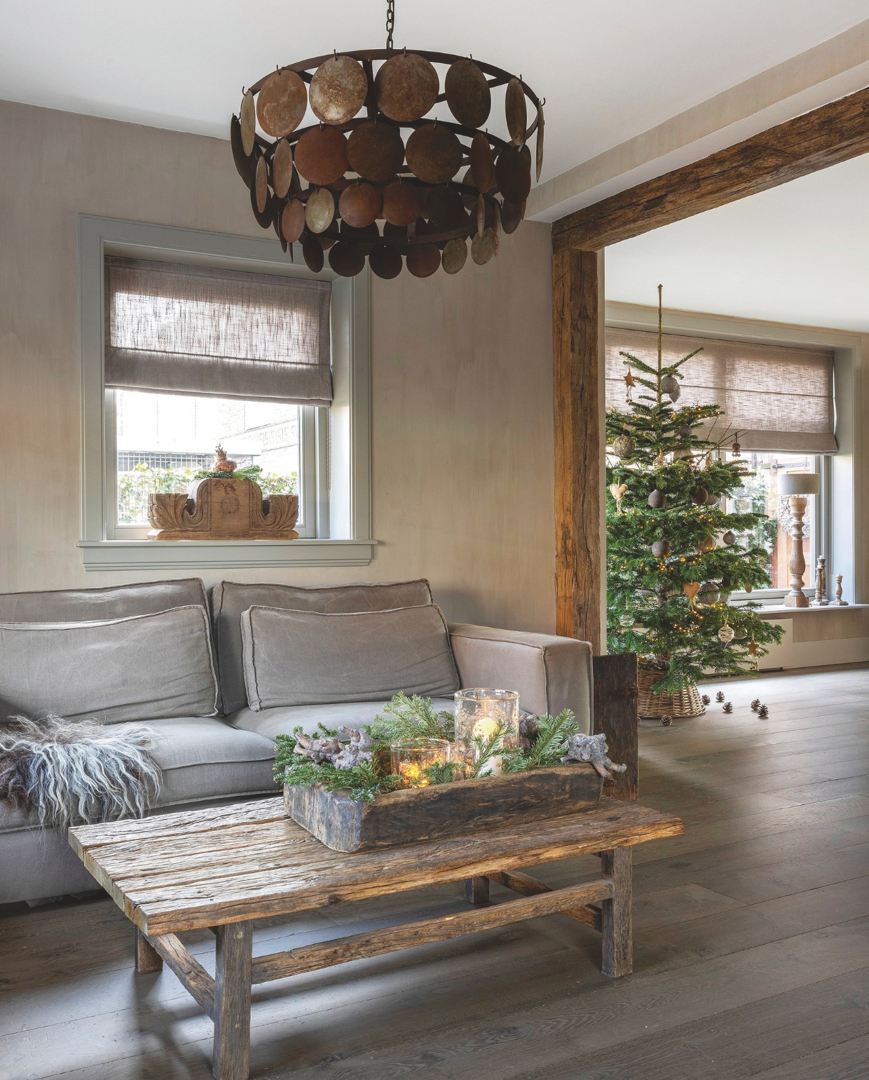 Bank, lamp en gordijnen Frieda Dorresteijn. Salontafel Landelijk en Sober Wonen. Vloer van ’t Achterhuis. vtwonen landelijk 07-2024 | fotografie Anneke Gambon