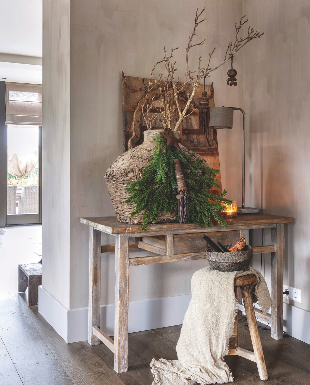Tegenover de erker staat een oude tafeltje en een oud luik van Rust &amp; tiek. Lamp en overige accessoires van Frieda Dorresteijn. vtwonen landelijk 07-2024 | fotografie Anneke Gambon