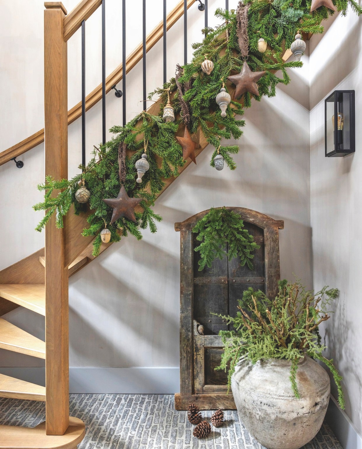 De eikenhouten trap in de hal is van Van Der Geest trappen. De kerstdecoraties zijn van Hillary’s Home en het plaatselijke tuincentrum. Op de vloer liggen Bricks van De Wilgengaarde. De pot is van Frieda Dorresteijn evenals de oude deur die tegen de muur staat. vtwonen landelijk 07-2024 | fotografie Anneke Gambon
