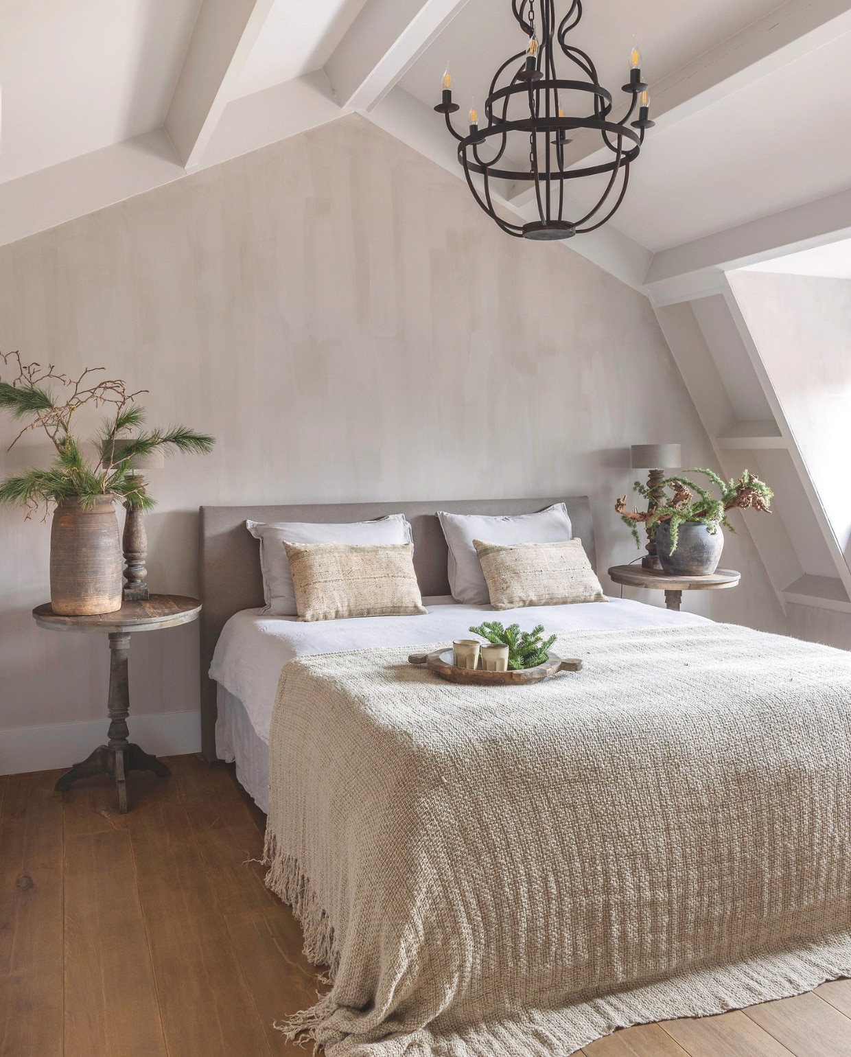 Op het bed ligt bedtextiel van House in Style, een sprei van Frieda Dorresteijn en kussens van Puur Wonen Sophie. De hanglamp is bij Met Landelijk Label gekocht. De wijntafels en potten zijn van Frieda Dorresteijn. vtwonen landelijk 07-2024 | fotografie Anneke Gambon
