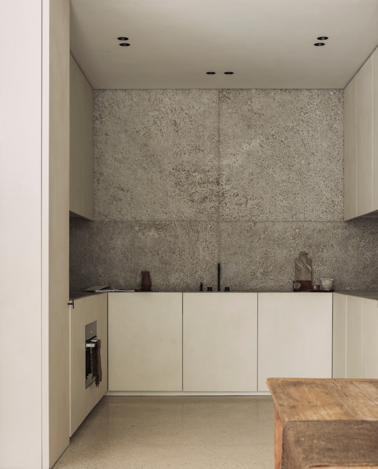 Keuken op maat gemaakt naar een ontwerp van Común Interiors. stijlvol wonen 01-2025 | fotografie Tijs Vervecken