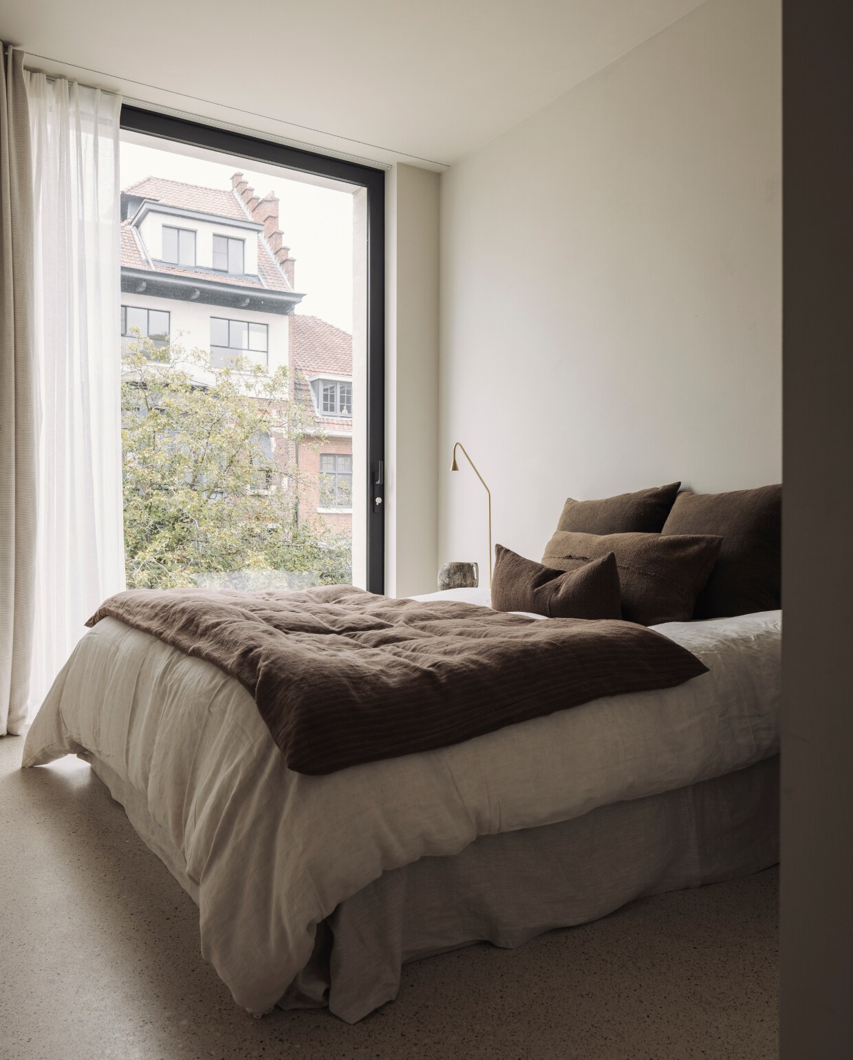 Het bedtextiel is van Timeless Linen, het bedlampje is van Hans Verstuyft. stijlvol wonen 01-2025 | fotografie Tijs Vervecken