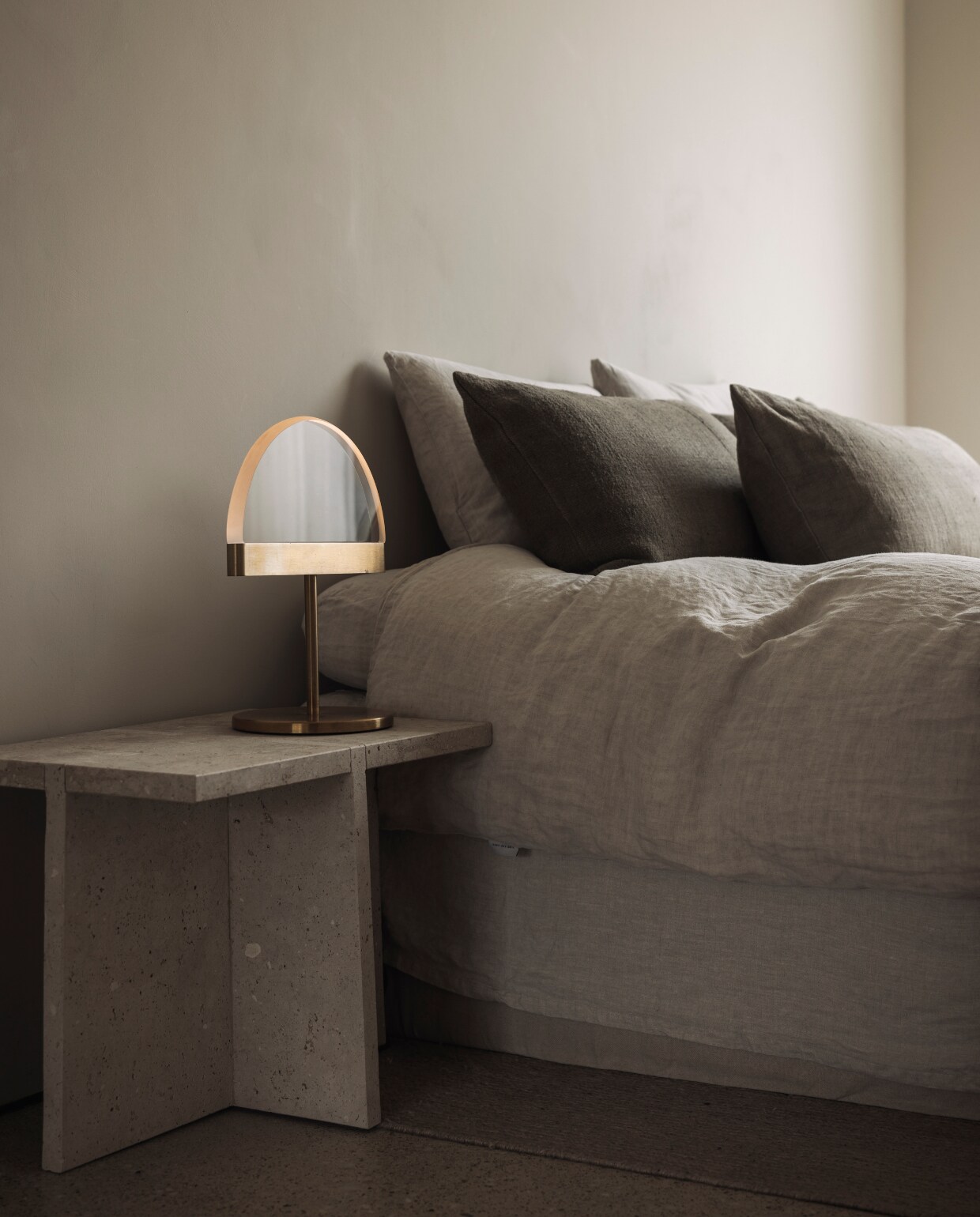 Bedtextiel van Timeless Linen. Het bedtafeltje komt van Zara Home en is een ontwerp van Vincent Van Duysen. Maatwerkspiegel van Común Interiors. Het karpet, 100% wol, is van Ancré Rugs. stijlvol wonen 01-2025 | fotografie Tijs Vervecken