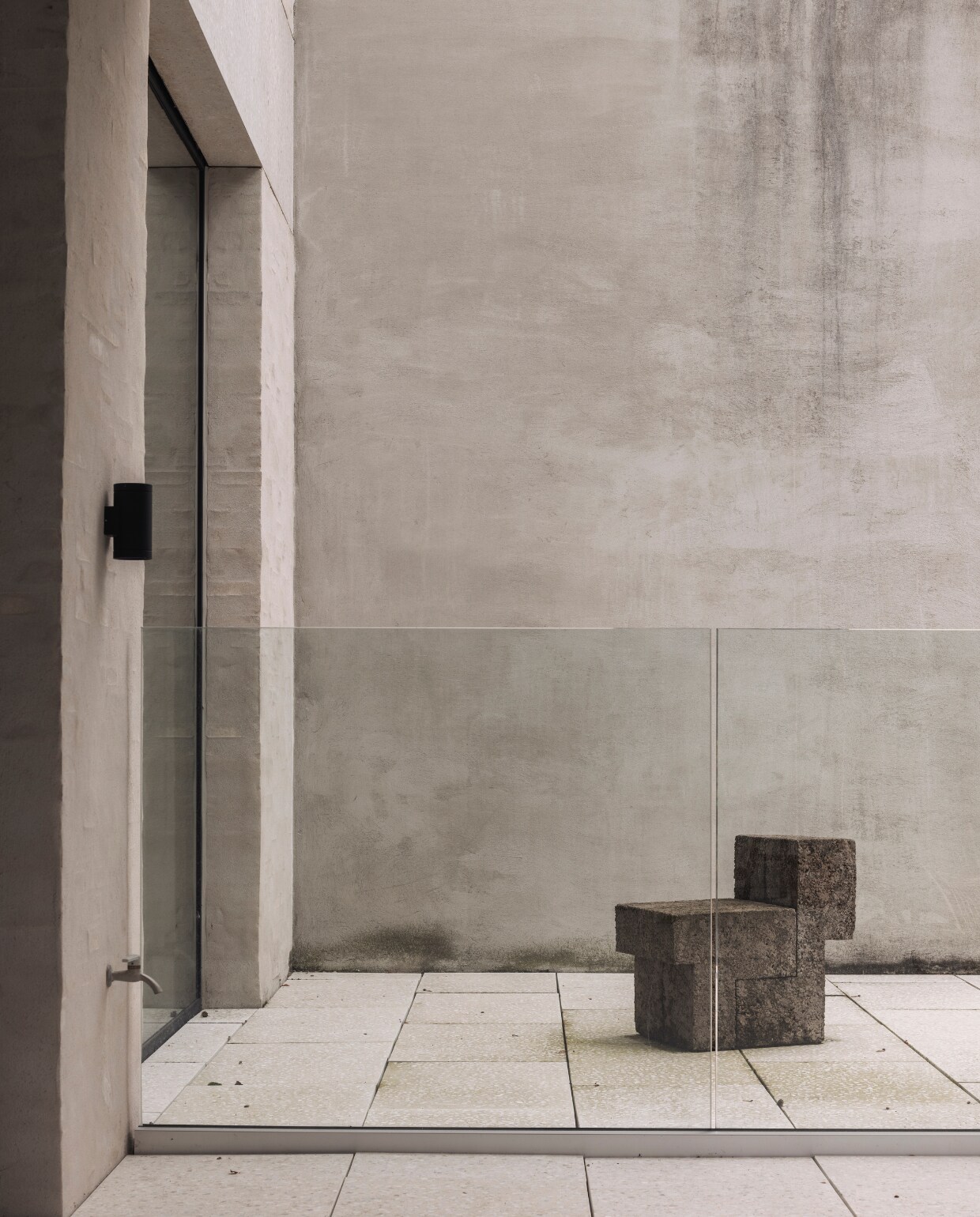 Het terras buiten. stijlvol wonen 01-2025 | fotografie Tijs Vervecken