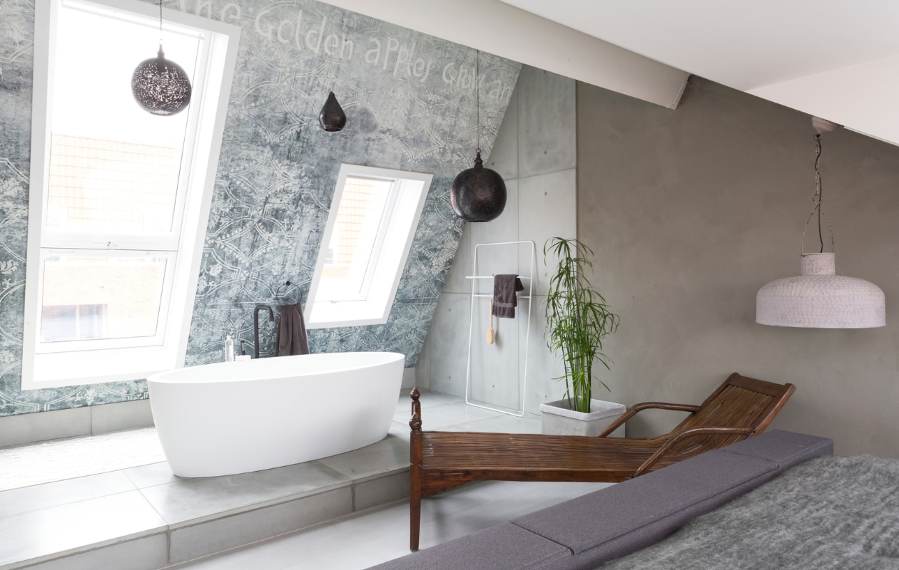 Betonnen wandtegel, 96x60 cm, dikte 12 mm per stuk € 69,-, betonnen vloertegel, 96x60 cm, dikte 25 mm per stuk € 79,- (www.concreetdesign.nl). Behang Golden Apples, per m² € 110,- (www.wallanddeco.com). Hanglampen v.l.n.r. handmade oxidized brass lamp, Ø 27 cm € 309,-, Elegance Filisky Mini Oxid, Ø 17 cm € 95,-, Ball Fan XL oxid € 309,- (www.zenza.nl). Oud Chinees daybed € 395,- (www.kabinet.nl). Bad Maya van JEE-O by Dado € 4712,95, badkraan Soho van JEE-O € 2244,55 (www.jee-o.com). Zwarte handdoekring van Ferm Living, Ø 20,5 cm € 35,- (www.vtwonen.nl). vtwonen tv special | styling Frans Uyterlinde | fotografie Barbara Kieboom