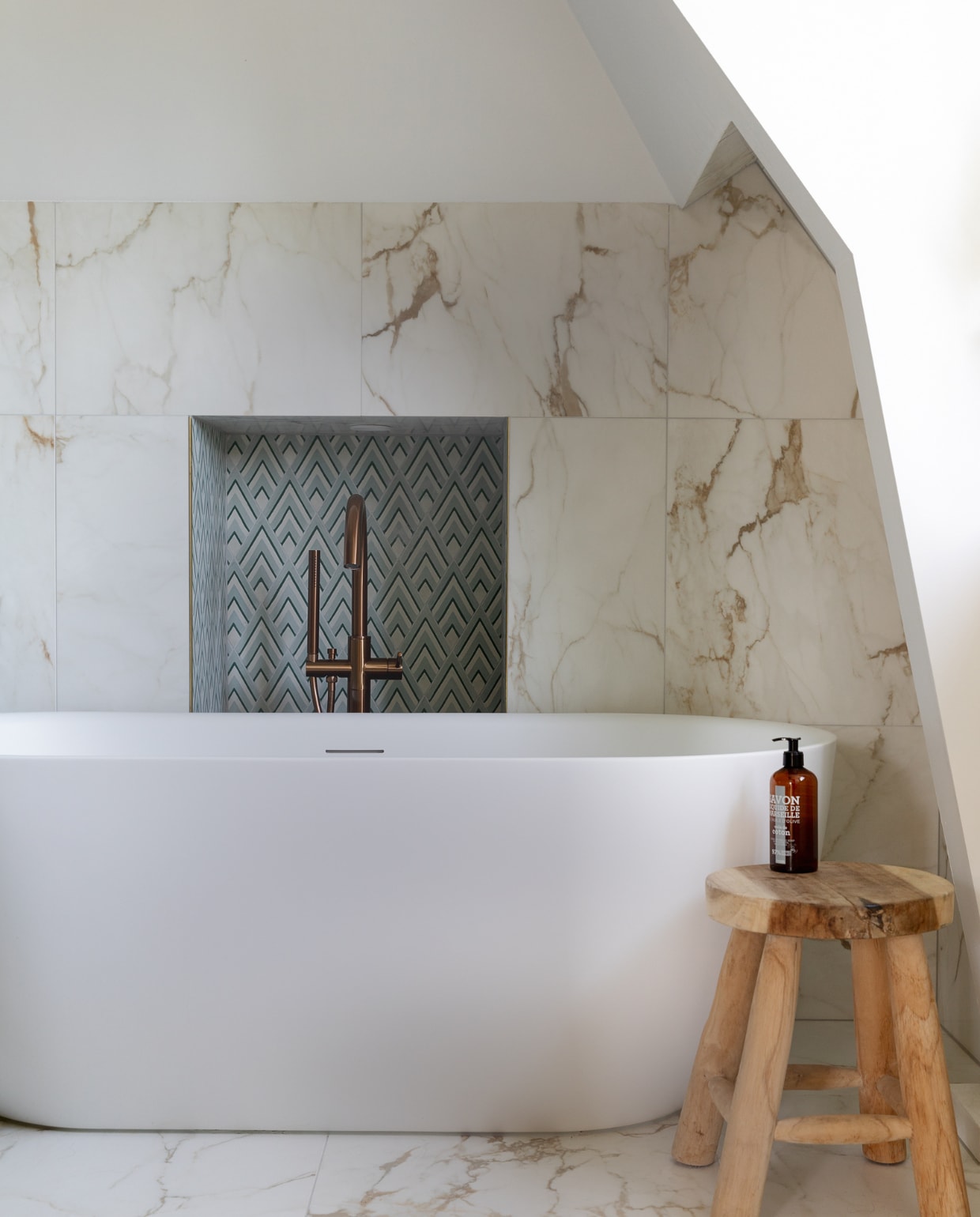 Patroontegels Popham Design, marmeren tegels Intercodam, wandlamp Hudson Valley Lighting, kraan Copper Edition van Brauer. Overig onbekend. vtwonen 02-2023 | styling Ilona Jongepier | fotografie Dana van Leeuwen