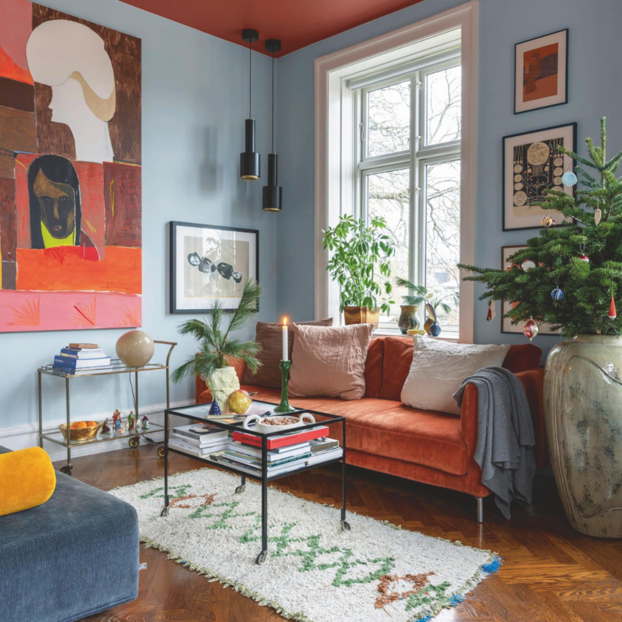 Kleurrijke woonkamer met een vintage kerstsfeer