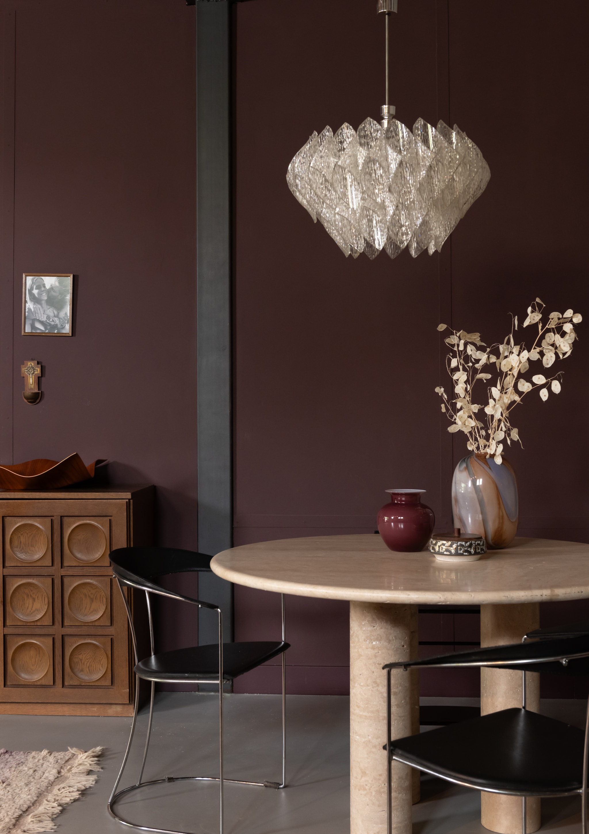 Brutalistische kast, tafel, eetkamerstoelen, foto en kruis Marktplaats. Gekleurde vaas H&amp;M Home. Rode vaas, bakje en schaal vintage. vtwonen 02-2025 | Fotografie Caroline Martinot