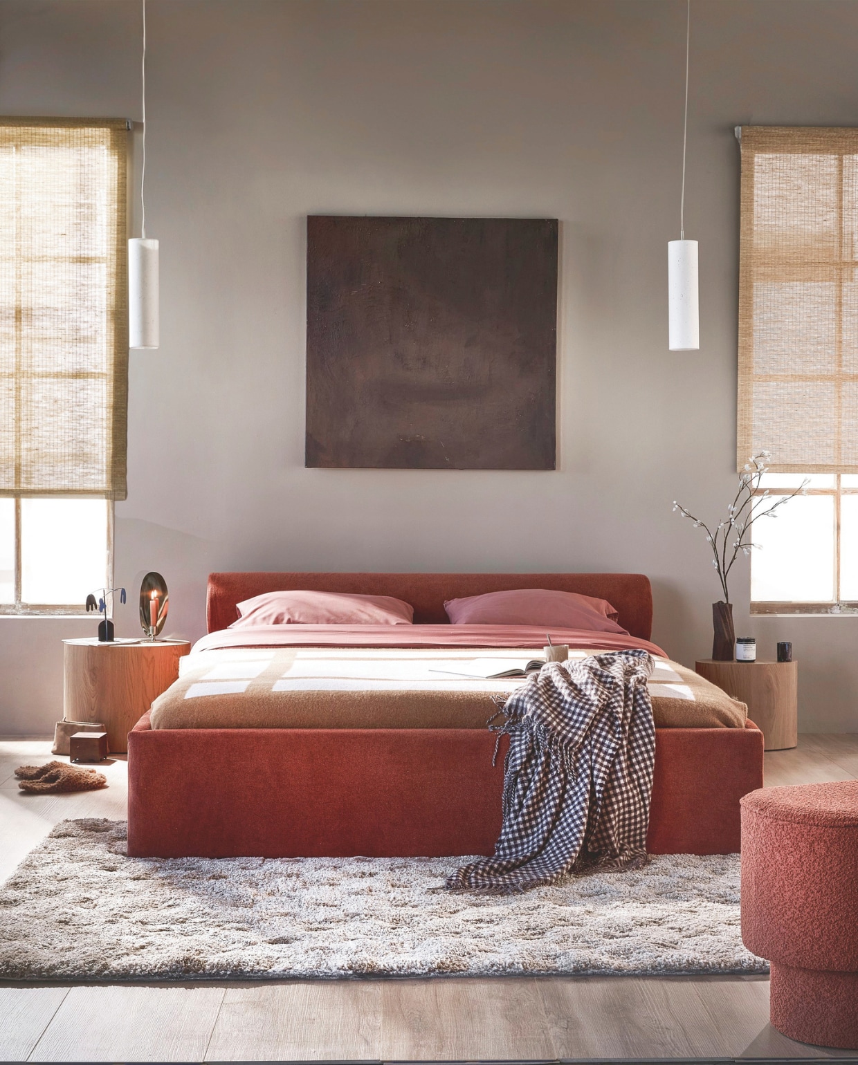 Muurverf krijtmat Warm Grey, 1 liter € 27,99. Laminaatvloer XL in Rafter naturel, met groef, per lamel 138x32,6x0,8 cm (lxbxh) per m² € 32,99. Papieren hanglamp Paper Tube, 11x40 cm (Øxh) € 49,99. Lichtdoorlatend rolgordijn Aftersun, diverse afmetingen, vanaf € 59,99. Polypropyleen vloerkleed Wave in Taupe, 160x230 cm € 179,- en 200x290 cm € 279,-.M.m.v. vtwonen.nl/shop (bijzettafels Dice en bankje Arc van By Fonq), wehkamp.nl (bed Cille van Studio Livit), zarahome.com (pantoffels, toilettas, bruine vaas, geurkaars, geblokt plaid), hm.com (dekbedovertrek, plaid met patroon, mok, kandelaar, mobile). Overig privébezit. vtwonen 13-2024 | styling Sanne Ketelaar | fotografie Peggy Janssen