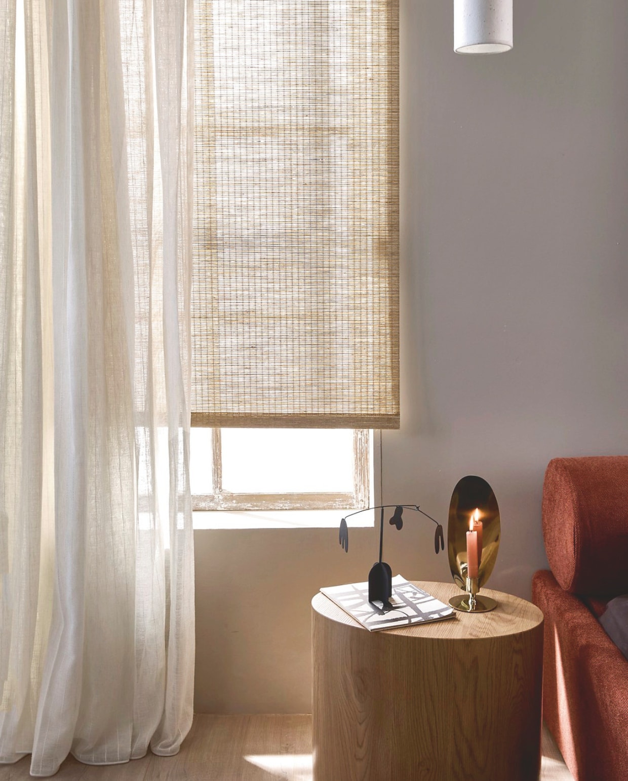 Muurverf krijtmat Warm Grey, 1 liter € 27,99. Laminaatvloer XL in Rafter naturel, met groef, per lamel 138x32,6x0,8 cm (lxbxh) per m² € 32,99. Papieren hanglamp Paper Tube, 11x40 cm (Øxh) € 49,99. Lichtdoorlatend rolgordijn Aftersun, diverse afmetingen, vanaf € 59,99. Gordijn op maat Inbetween transparant in stof Wide Stripe, kleur Ecru White Stripe (2316) per meter vanaf € 27,99. M.m.v. vtwonen.nl/shop (bijzettafel Dice van By Fonq), wehkamp.nl (bed Cille van Studio Livit), hm.com (kandelaar, mobile). Overig privébezit. vtwonen 13-2024 | styling Sanne Ketelaar | fotografie Peggy Janssen