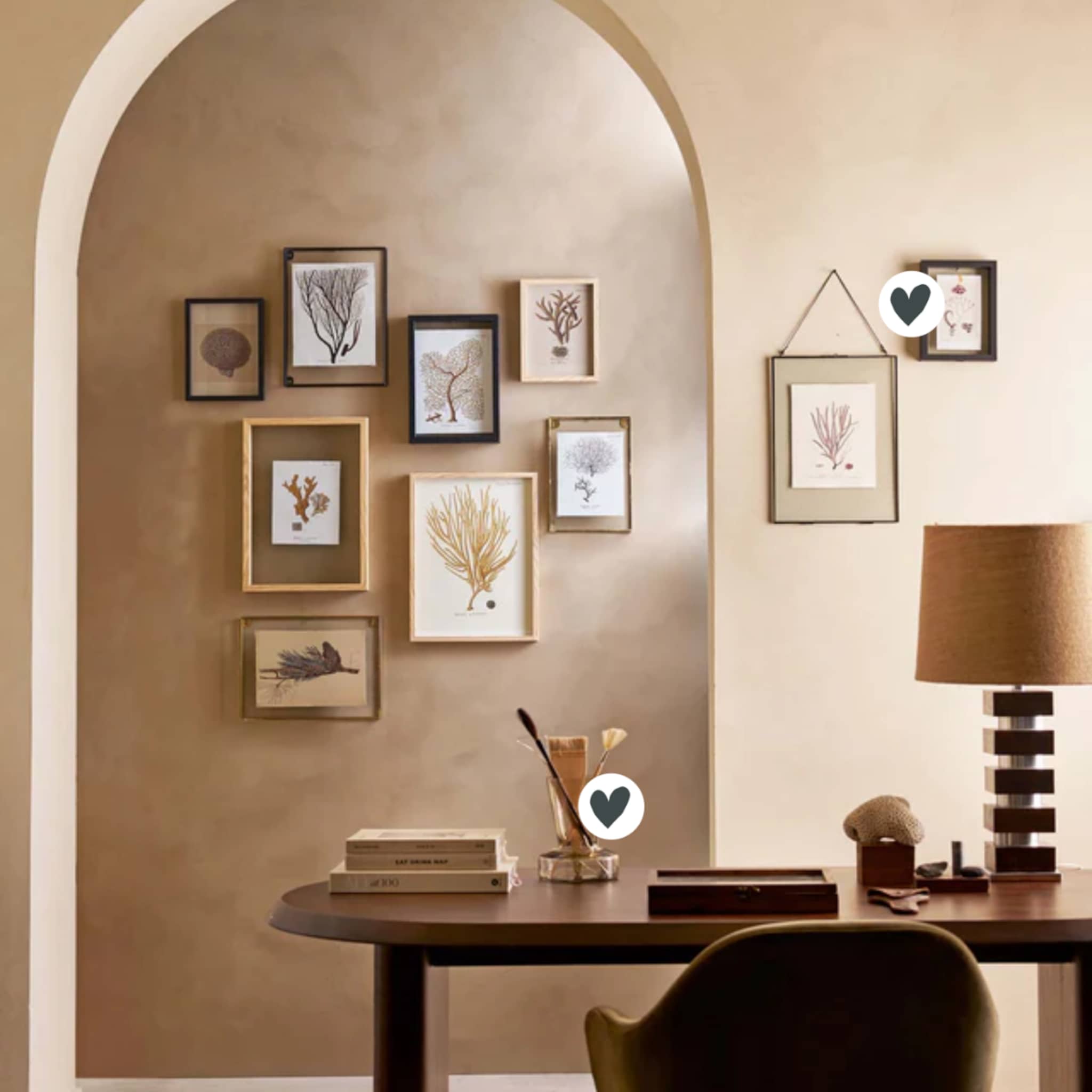 Beige muur met fotolijsten