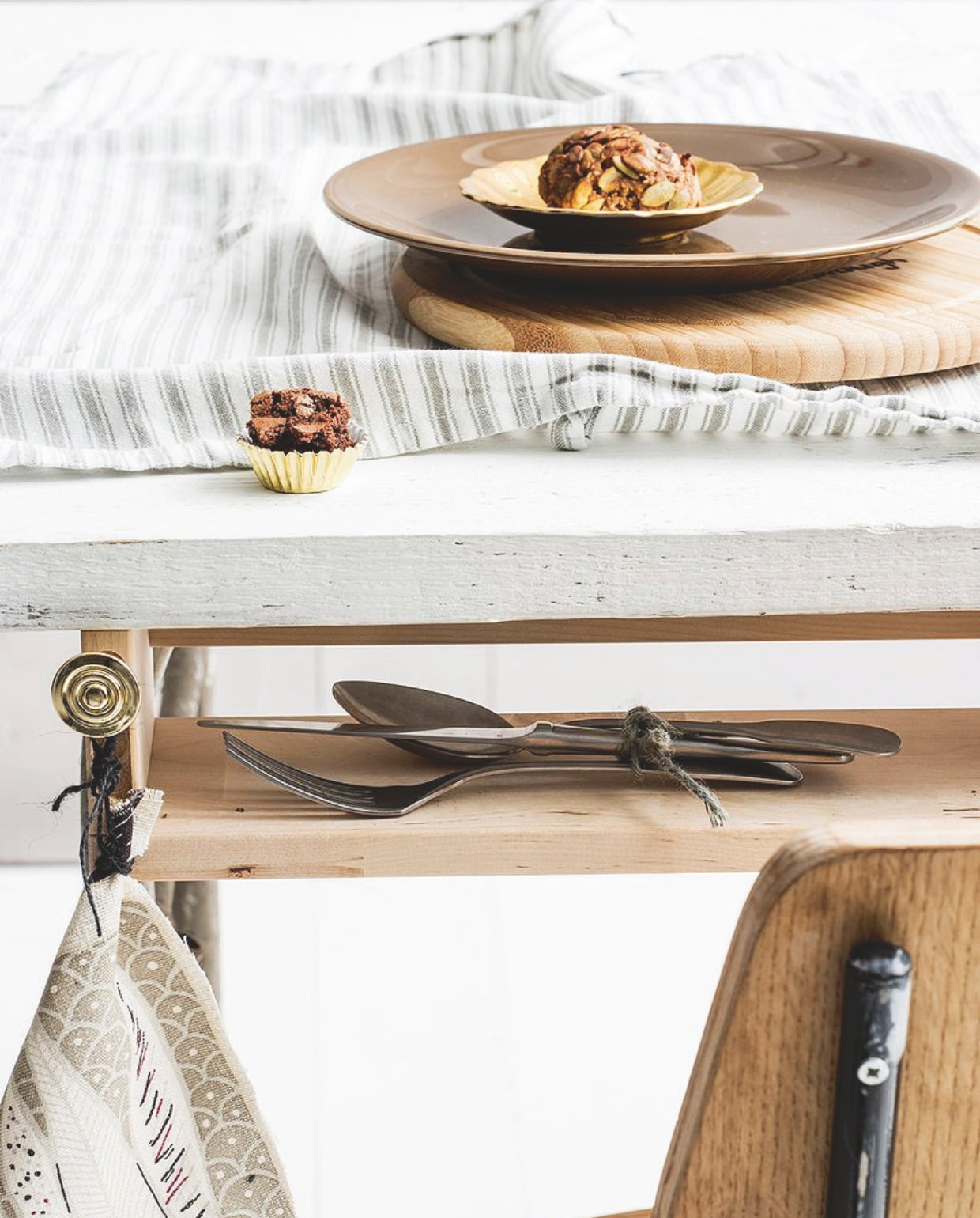 1 espenhouten kruidenrek Bekväm, 40x10x9 cm (bxdxh) € 3,99 (ikea.nl). vtwonen 13-2024 | fotografie Louis Lemaire | productie en styling Janneke Peters | assistentie Jef van Tricht