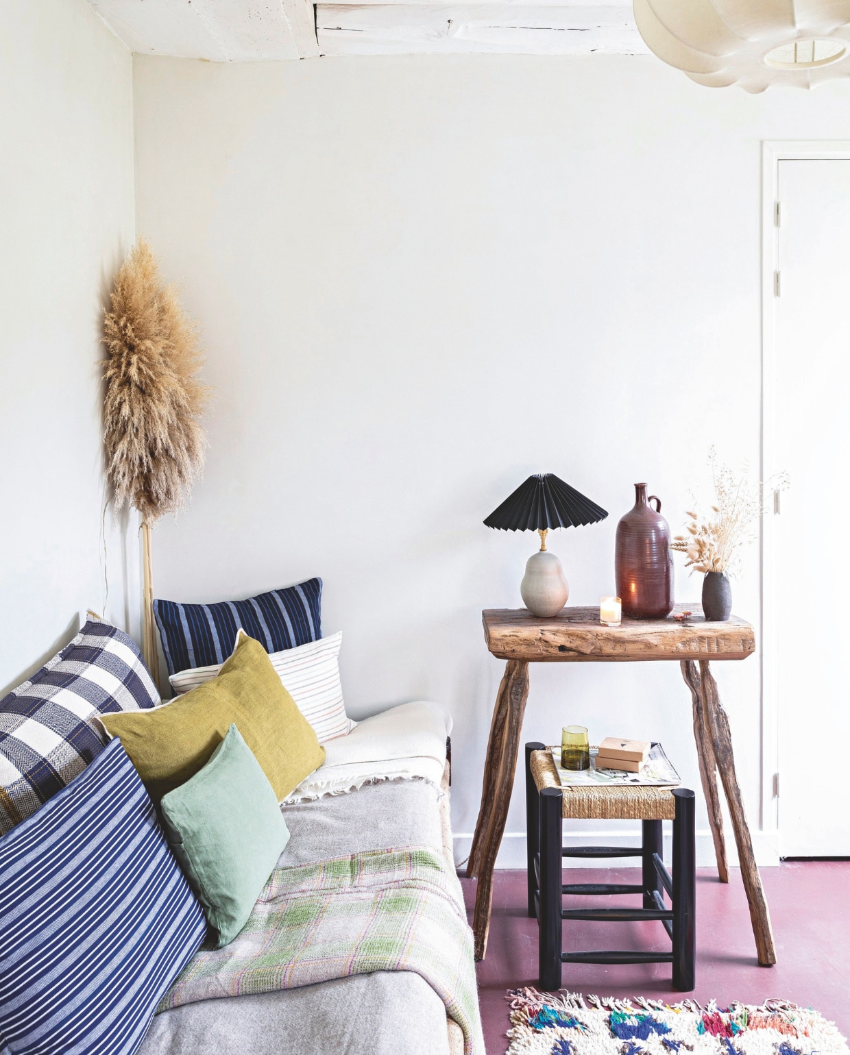 Gepolijste betonvloer in de kleur Garnet van Mercadier. Marokkaans kleed Leboncoin. Marokkaanse zwarte kruk Zara Home, vergelijkbare oude tafel old-basics.nl, plafondlamp van Light &amp; Living via vtwonen/shop. vtwonen 13-2024 | styling Marie-Maud Levron | fotografie Yann Deret