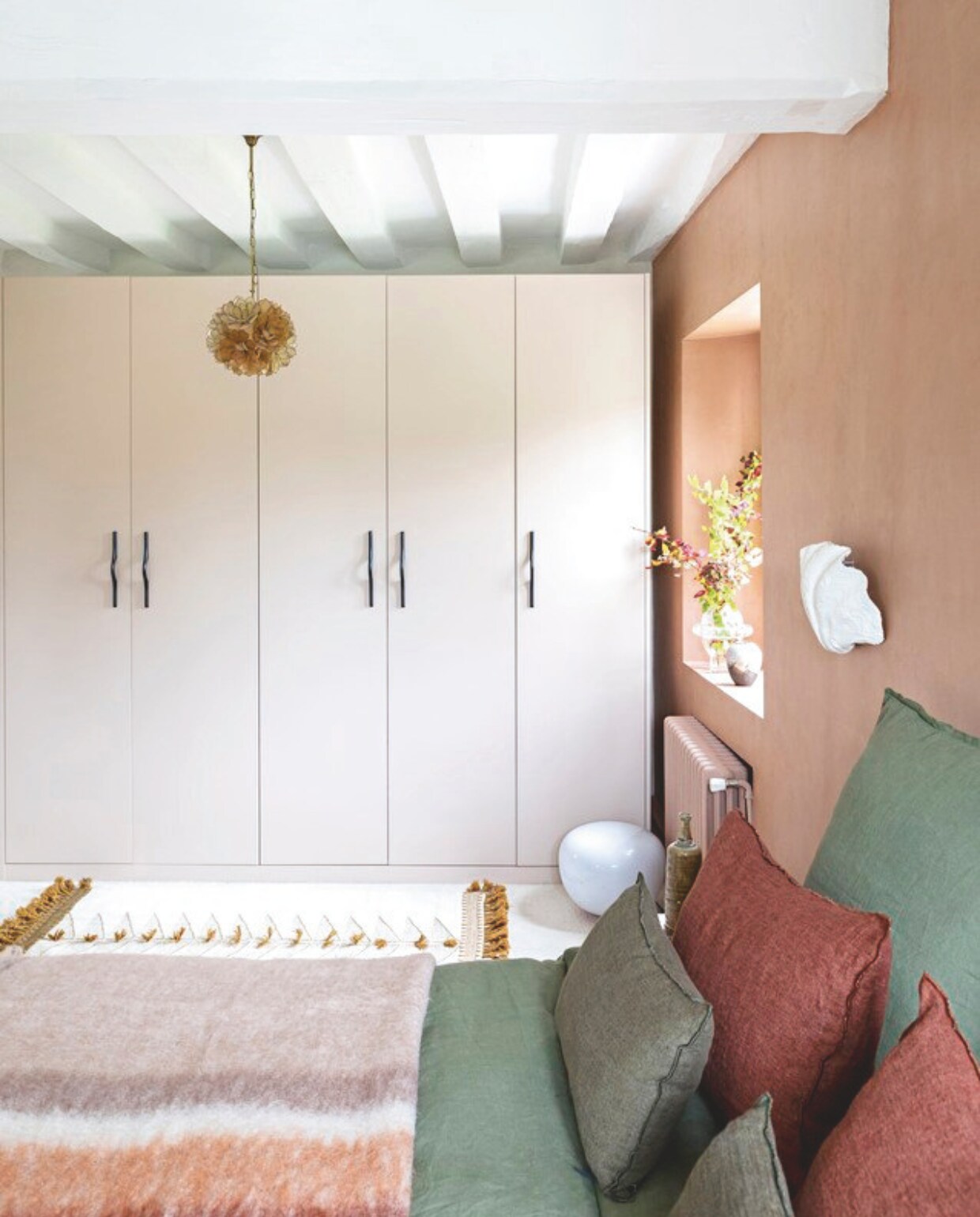 Vergelijkbare verfkleur Souk van Pure &amp; Original. Kledingkasten op maat in kleur Setting plaster van Farrow &amp; Ball. Handgrepen bouwmarkt. Vintage hanglamp Selency. vtwonen 13-2024 | styling Marie-Maud Levron | fotografie Yann Deret