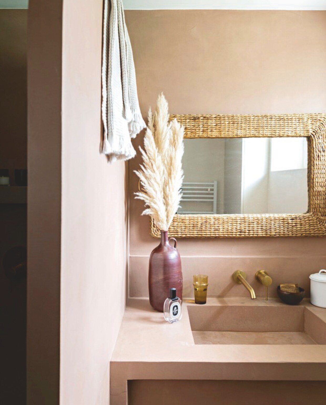 Wastafelblad en gootsteen beton ciré in kleur Mignon van Mercadier. Spiegel vintage, kraan Saniweb, vaas Maisons du Monde. vtwonen 13-2024 | styling Marie-Maud Levron | fotografie Yann Deret