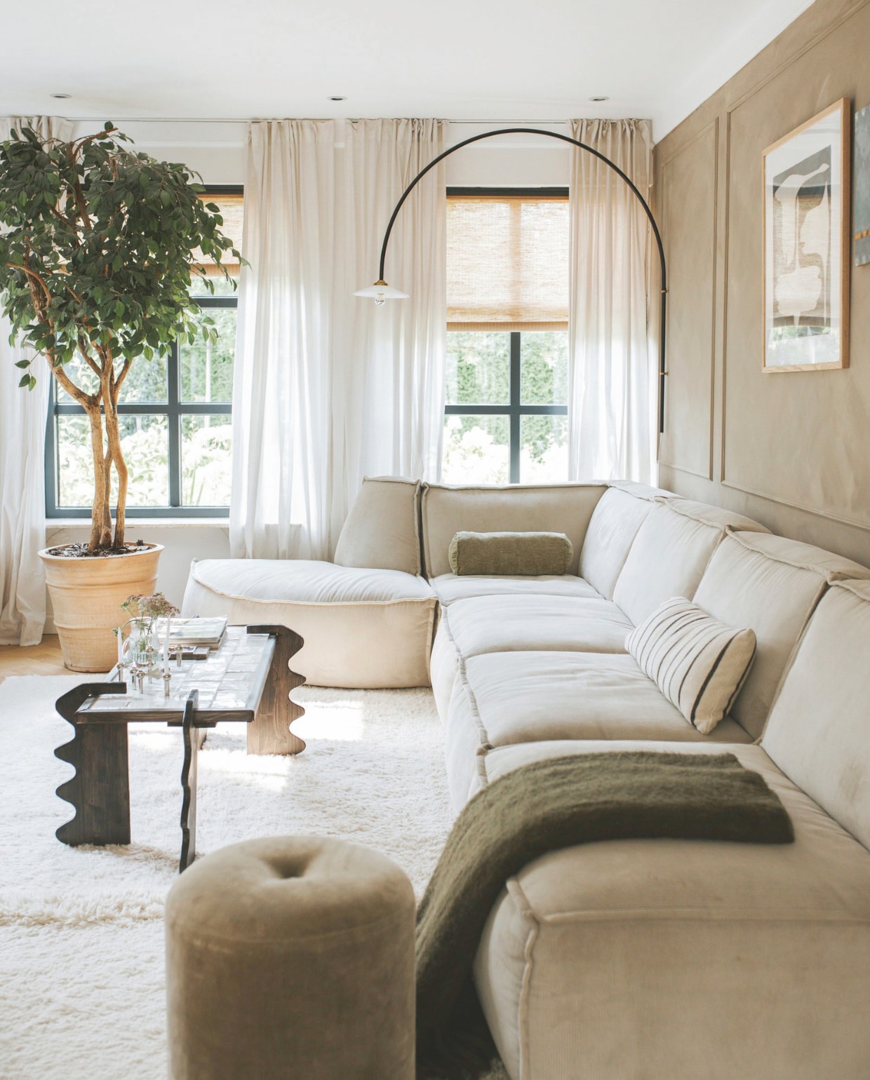 Op de muur kalkverf, zelf gemengd: Listy Fairf en RAL7006. Kleur kozijnen Railings Farrow & Ball. Kunstboom en poef Marktplaats. Vloerkleed Lorena Canals. Wandlamp Valerie Objects. Jute rolgordijnen Color & Co. Gordijnen Ikea. Salontafel en gestreept kussen zelfgemaakt. Bolster kussen Unique Living. Poster Pstrstore. Bank Goossens. Blauw kunstwerk erfstuk. Kandelaar Stoff Nagel. vtwonen binnenkijkspecial 11-2024 | fotografie Merel Annabel Visscher