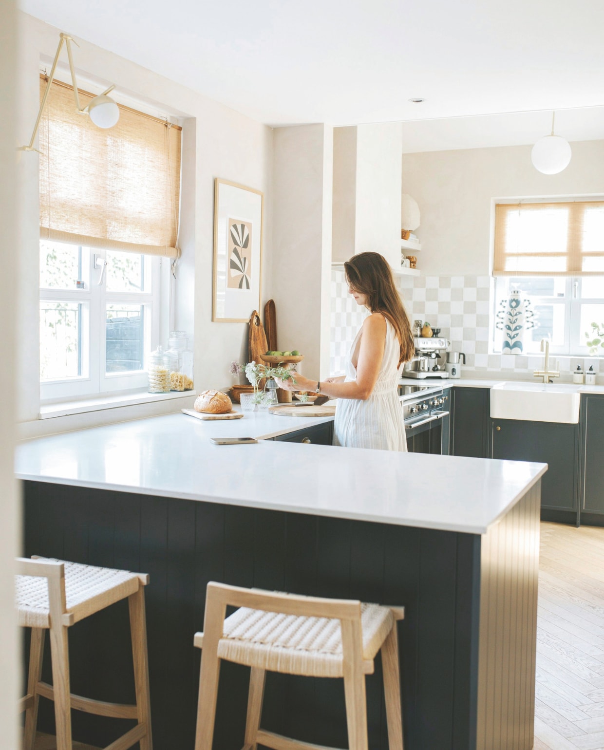 Wandkleur White Truffle Chalk van Lab Paint. Keukenfronten K14 in kleur Railings Farrow &amp; Ball. Krukken La Redoute. Zelliges Impermo. Wandlamp en hanglamp Nordlux. Print Desenio. Fornuis Smeg. Espressomachine Solis. Rolgordijnen Color &amp; Co. Overig tweedehands. vtwonen binnenkijkspecial 11-2024 | fotografie Merel Annabel Visscher