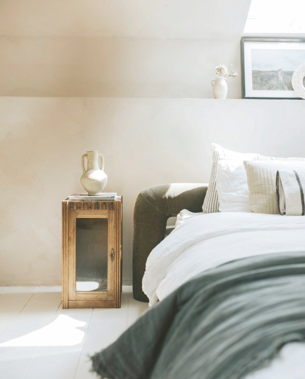 Nachtkastje Marktplaats, vaas kringloop. Bed Jotex, beddengoed Yumeko, sprei H&amp;M Home. Muurkleur White Truffle Chalk van Lab Paint. vtwonen binnenkijkspecial 11-2024 | fotografie Merel Annabel Visscher