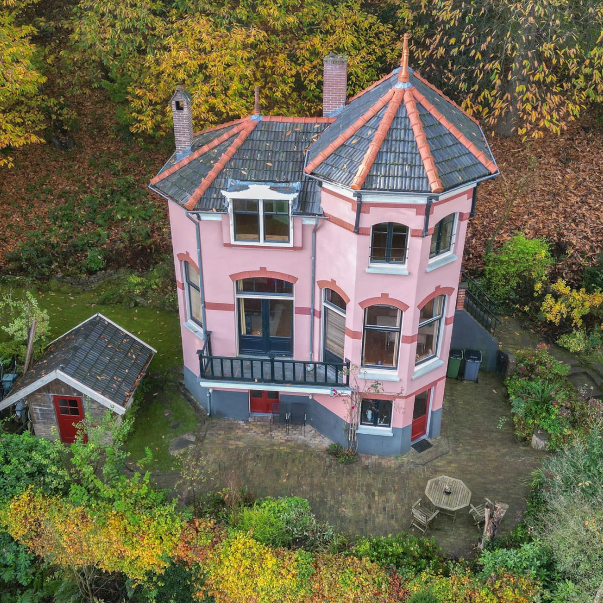 Roze villa met toren in Beek