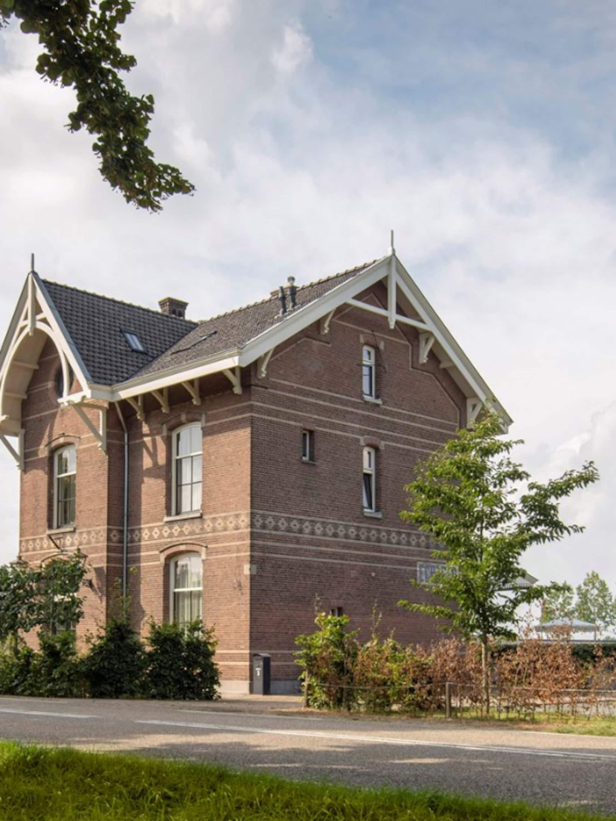 19e eeuws treinstation villa te koop