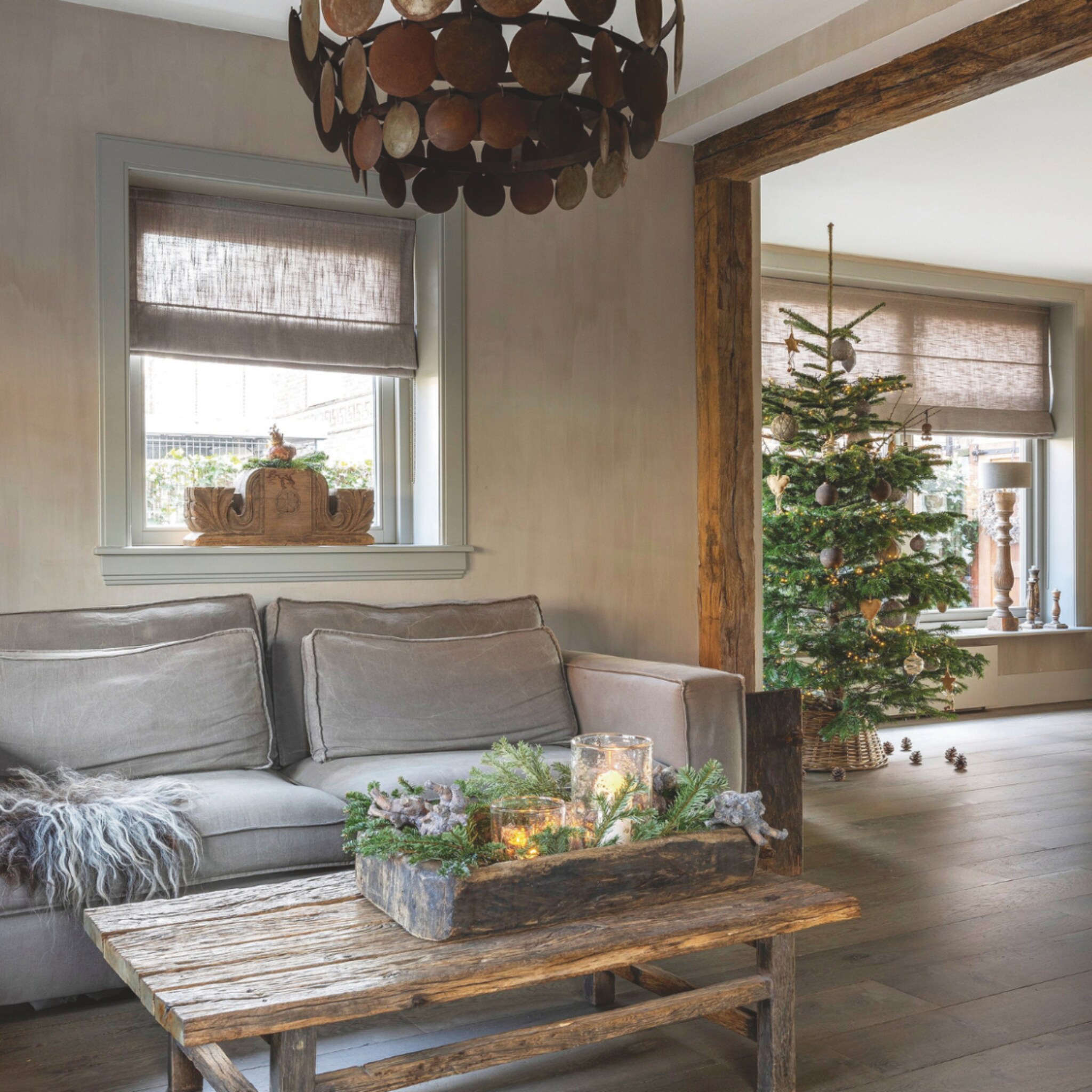 Landelijke woonkamer in kerstsfeer