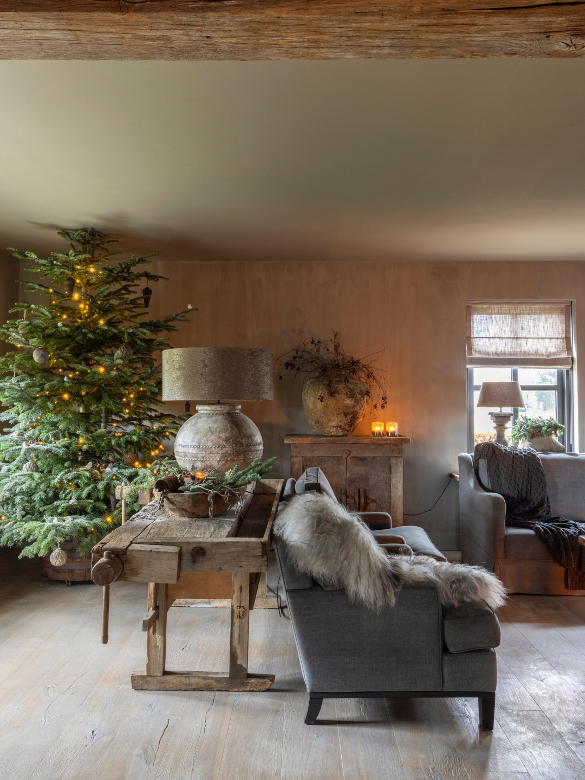 binnenkijken in sobere woning in kerstsfeer