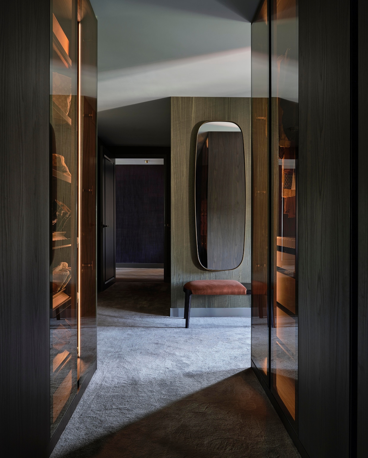 Linda: ‘Voor de kleedkamer met ingebouwde verlichting werkten we samen met Kolenik.’ Bank Saba, spiegel Dôme Deco. stijlvol wonen 08-2024 | fotografie Space Content Studio