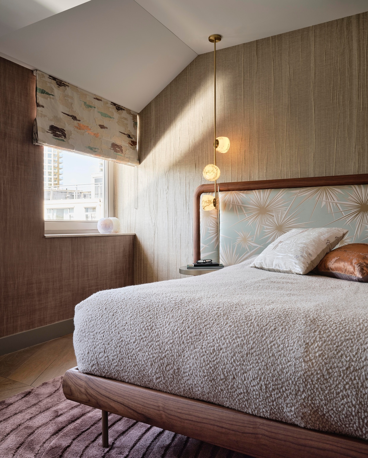 De gastenkamer mocht wat lichter. Wandbekleding aan de linkermuur Elitis, stof vouwgordijn Dedar. Op de wand achter het bed gekreukt linnen van Tissage Mahieu, stof hoofdboard Jim Thompson. Hanglamp Heathfield&amp;Co, vloerkleed Frankly Amsterdam. stijlvol wonen 08-2024 | Fotografie Space Content Studio