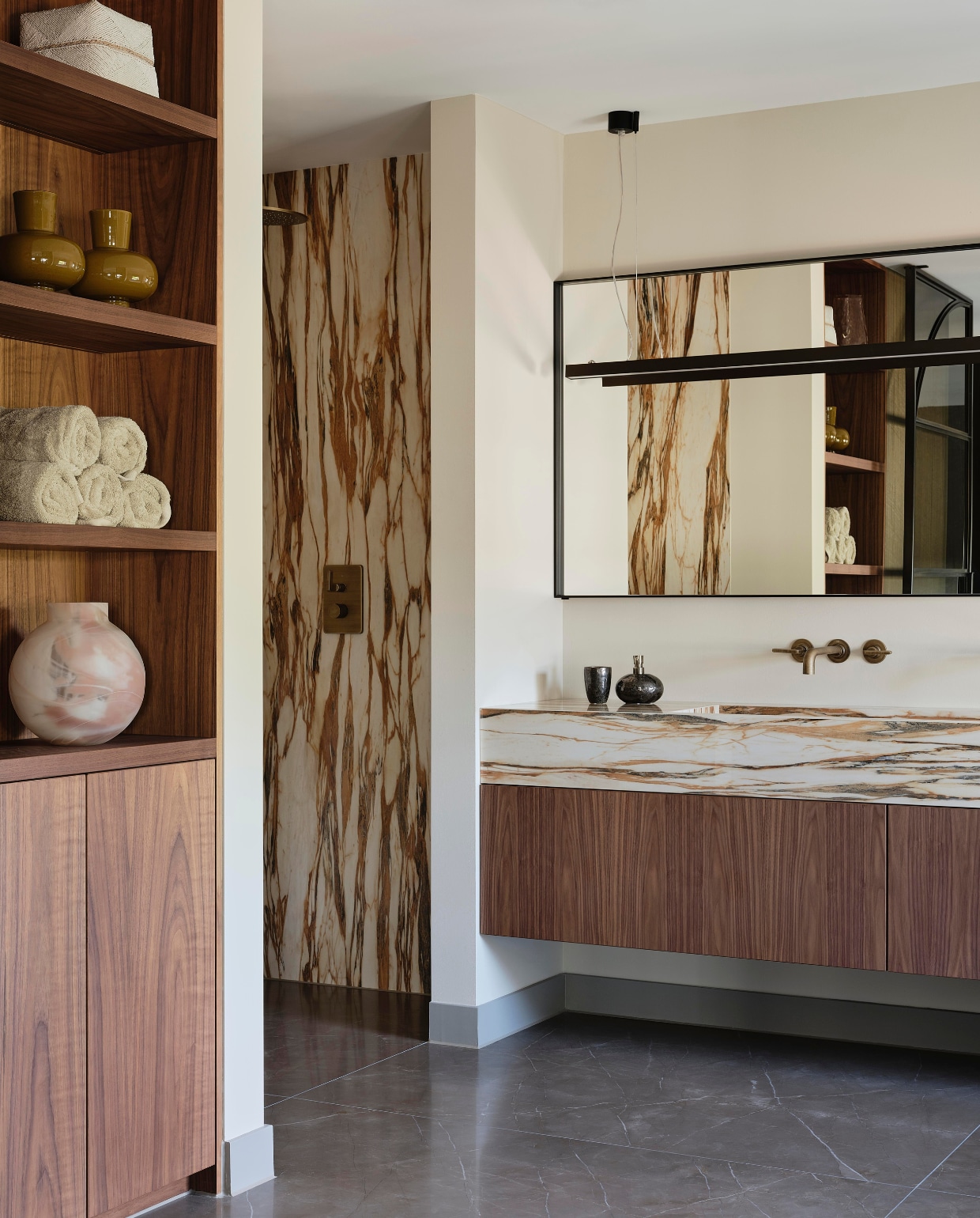 De badkamer biedt alle luxe met een ruim bad naast het raam. Bad via Van Munster, kruk Porada. Linda: ‘Voor de badkamer koos ik een steen die de walnootprint van het hout weerspiegelt.’ stijlvol wonen 08-2024 | fotografie Space Content Studio