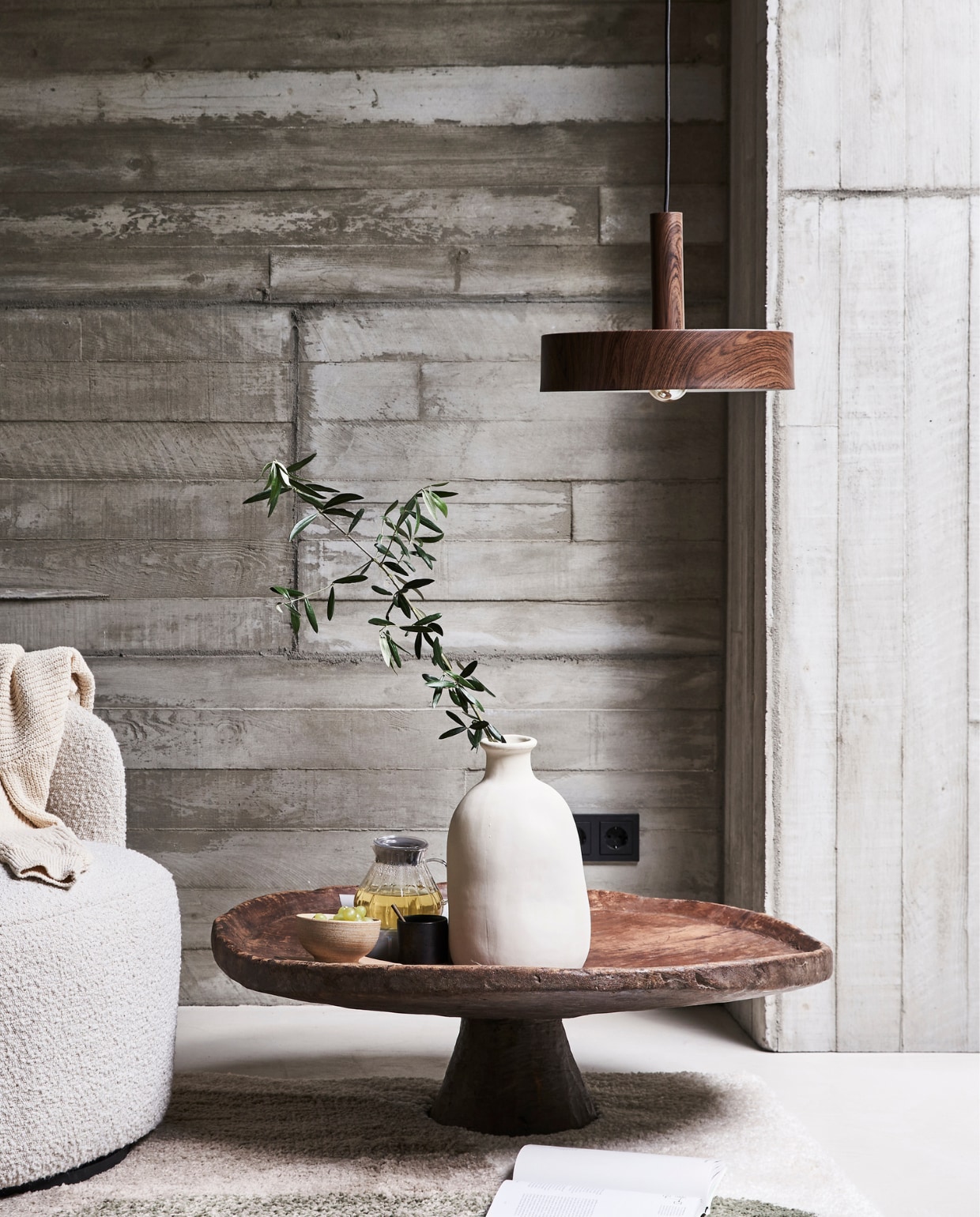 Hanglamp Woody van bruin metaal, 35×8 cm (Øxh) exclusief lichtbron € 99,-, (ook verkrijgbaar in formaat 27×8 (Øxh € 79,99). Vloerkleed Stepping Stones, 160×230 cm € 179,-.M.m.v. sofacompany.com (fauteuil), couleurlocale.eu (salontafel), vtwonen.nl (vaas). Overig privébezit vtwonen 13-2024 | styling Marlies Does | fotografie Bart Brussee (lamp Woody) | productie Tanja Saarberg