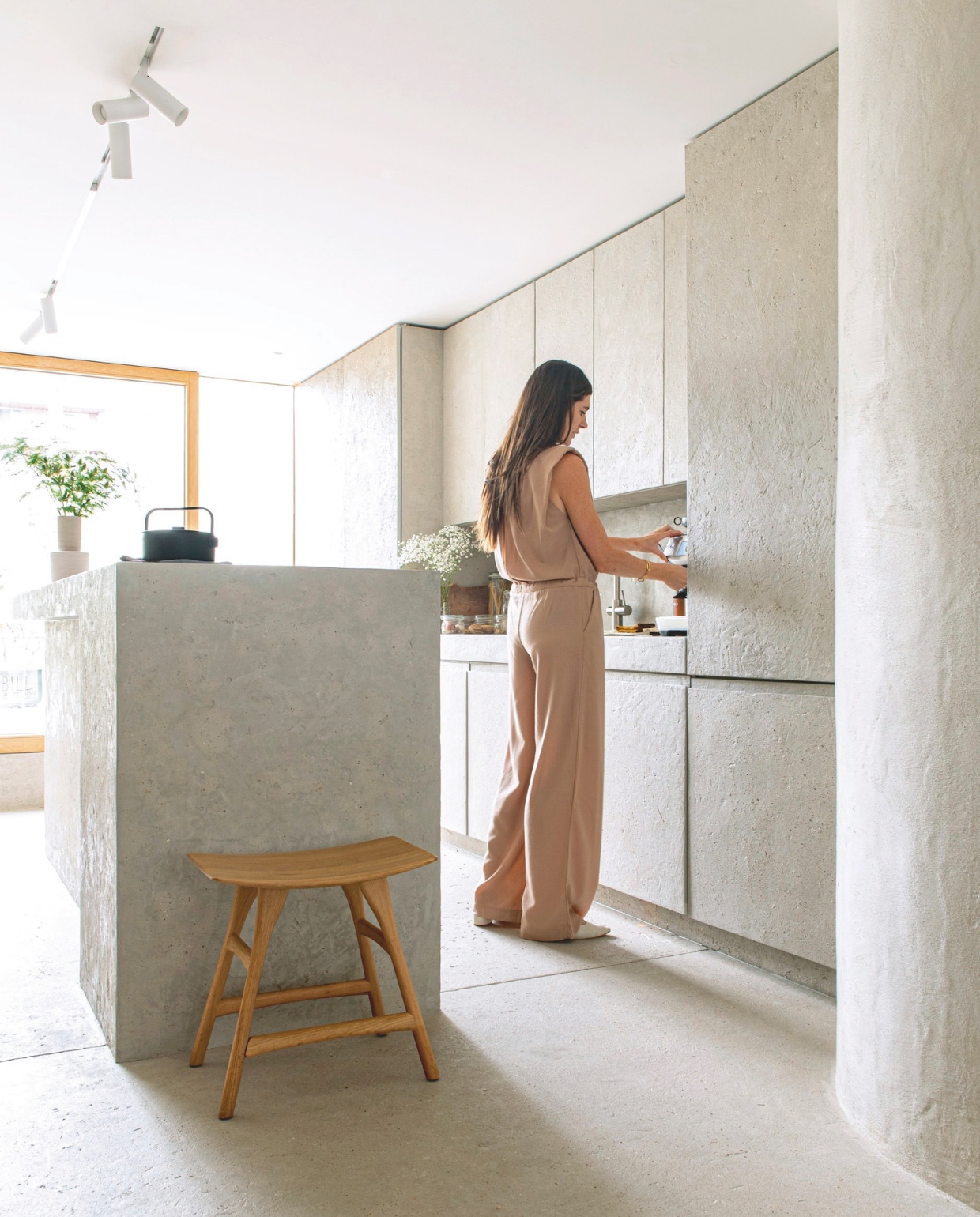 Plafondspots Orbit, kraan Grohe Red Duo, koffiemachine Sage, afwerking keuken Wabi (zelf ontwikkeld product), houten kruk Osso van Ethnicraft, theepot Collage van Serax. vtwonen 13-2024 | styling Jeske Weel | fotografie Caroline Coehorst