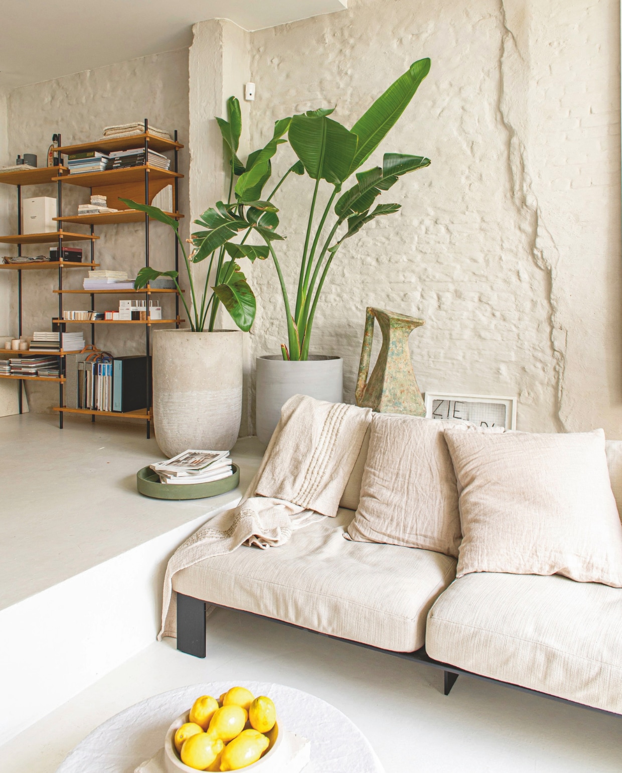 Wandrek Moebe, bank Modular Lounge Sofa van Bea Mombaers, schaal Kaki eigen ontwerp voor D&amp;M Deco, plantenpotten Tale van D&amp;M Deco, grote vaas vintage via Modern Living. vtwonen 13-2024 | styling jeske weel | fotografie caroline coehorst