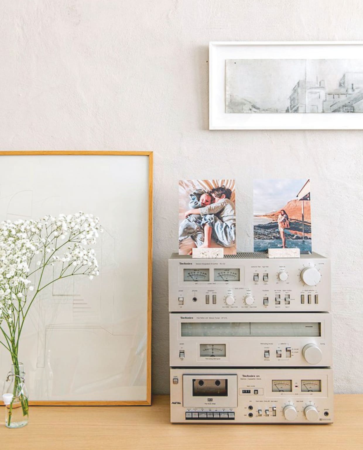 Kunstwerk links Kristina Dam, kunstwerk rechts Peter Morrens, vintage stereo-installatie Technics. vtwonen 13-2024 | styling jeske weel | fotografie caroline coehorst