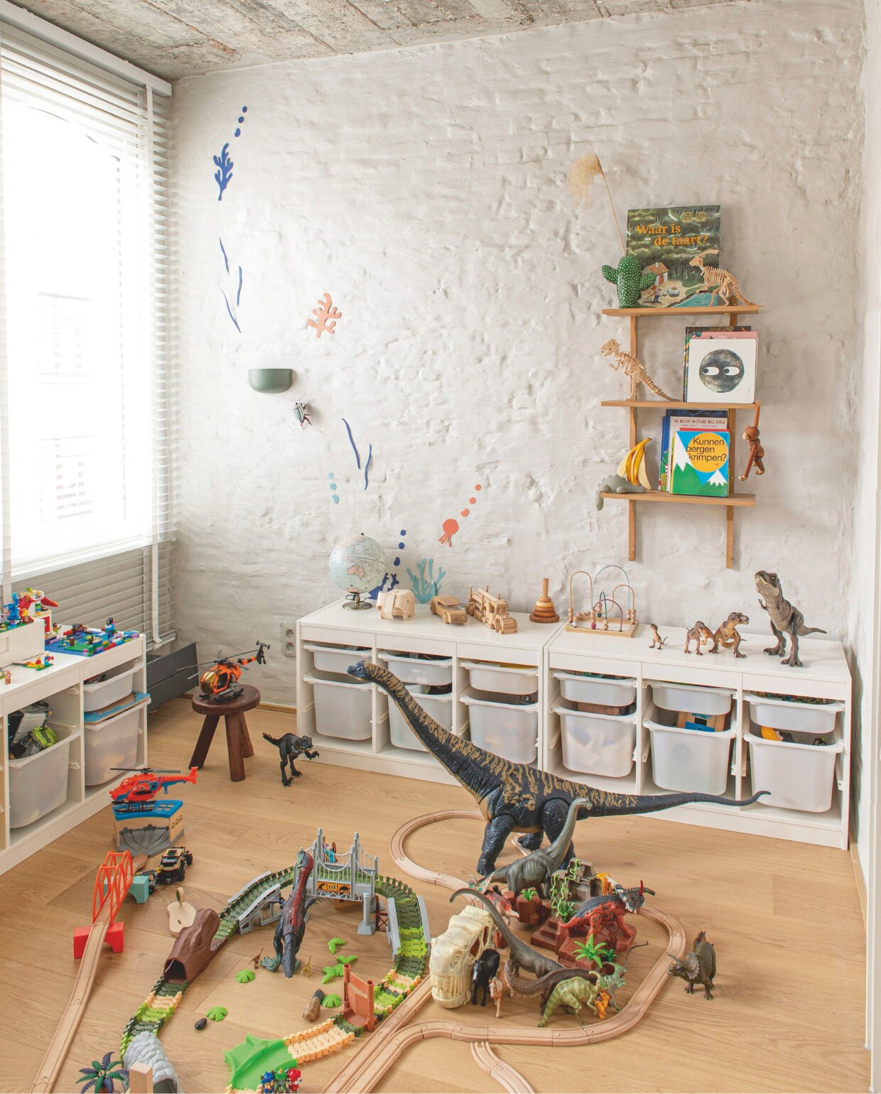Wandrek Ferm Living, opbergkasten Ikea, raambekleding aluminium lamellen van Zonnelux, vloer vlekvrij parket Wood for Life van QuickStep. vtwonen 13-2024 | styling jeske weel | fotografie caroline coehorst