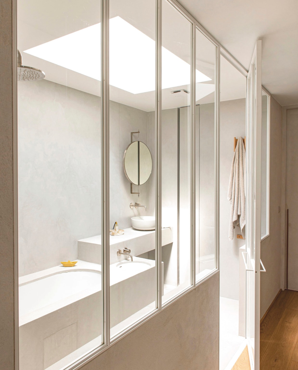Spiegel Rotating Mirror van Kristina Dam, wasbak Era van Ceramica Cielo, kranen Keuco, douchekop van Paffoni, bad Villeroy &amp; Boch, afwerking wanden en vloer stuc granito van Stoopen &amp; Meeus. vtwonen 13-2024 | styling Jeske Weel | fotografie Caroline Coehorst