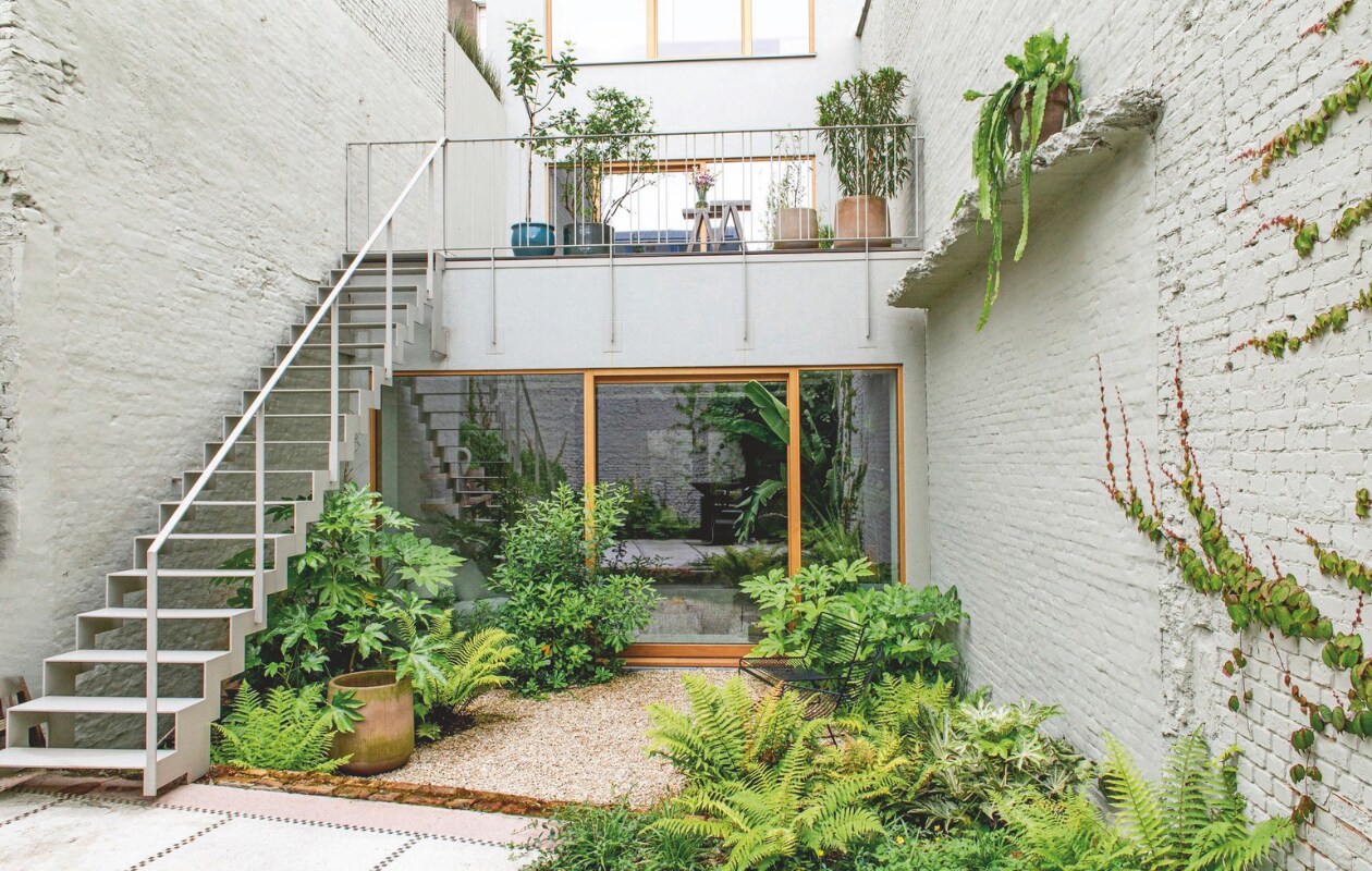 Plantenpotten D&amp;M Deco, de richel waar planten op staan is een restant van het plafond dat is weggesloopt. In de tuin vooral wintergroene planten zoals fatsia japonica’s en varens. vtwonen 13-2024 | styling Jeske Weel | fotografie Caroline Coehorst