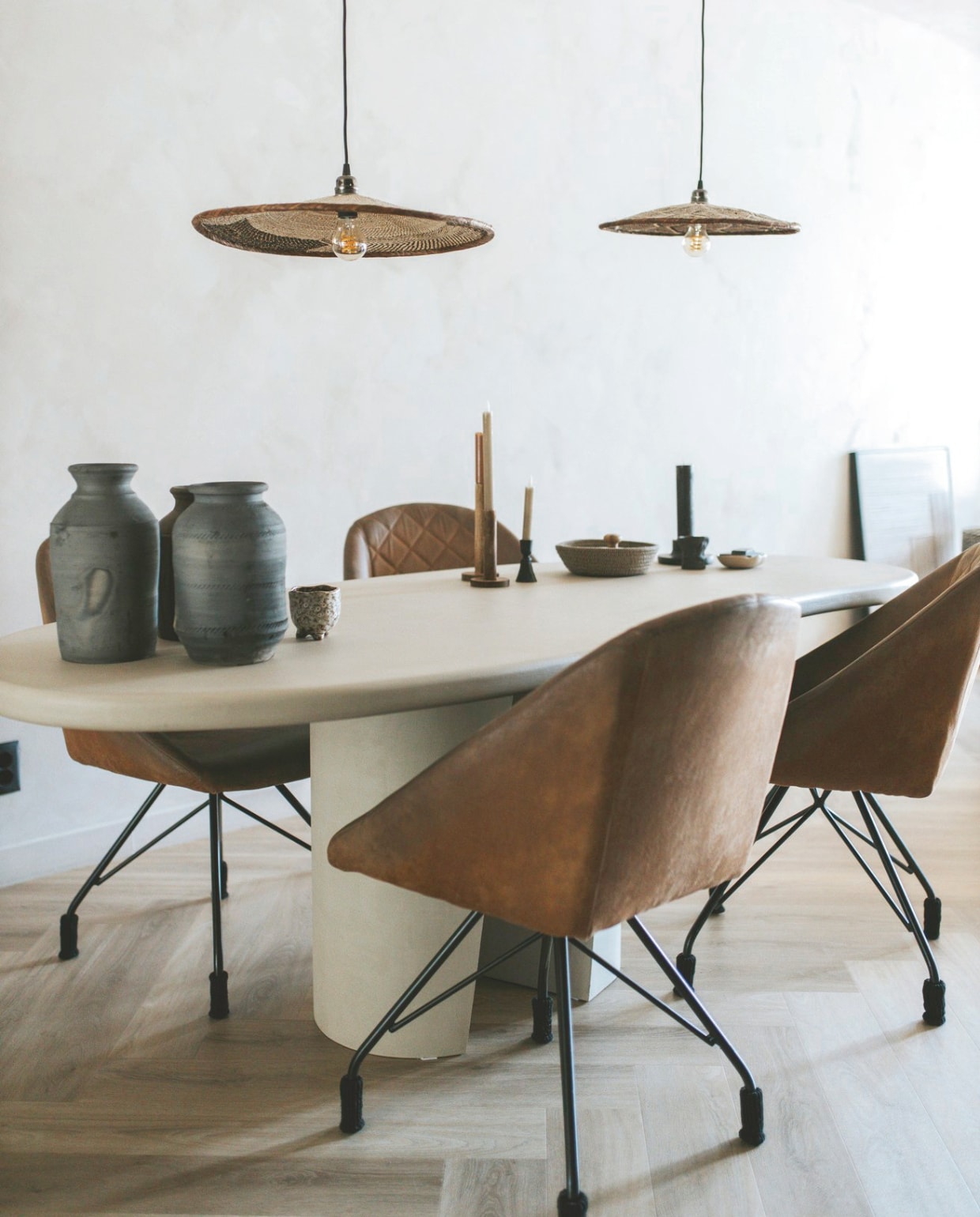 Eettafel Pam van Pebb, ontworpen door Pam, in kleur Amaze no. 535 van Lab Paint. Hanglampen Casa Gitane. Eetkamerstoelen Giga Meubel. Keramieken potten Raw Materials. vtwonen binnenkijkspecial 11-2024 | fotografie Merel Visscher