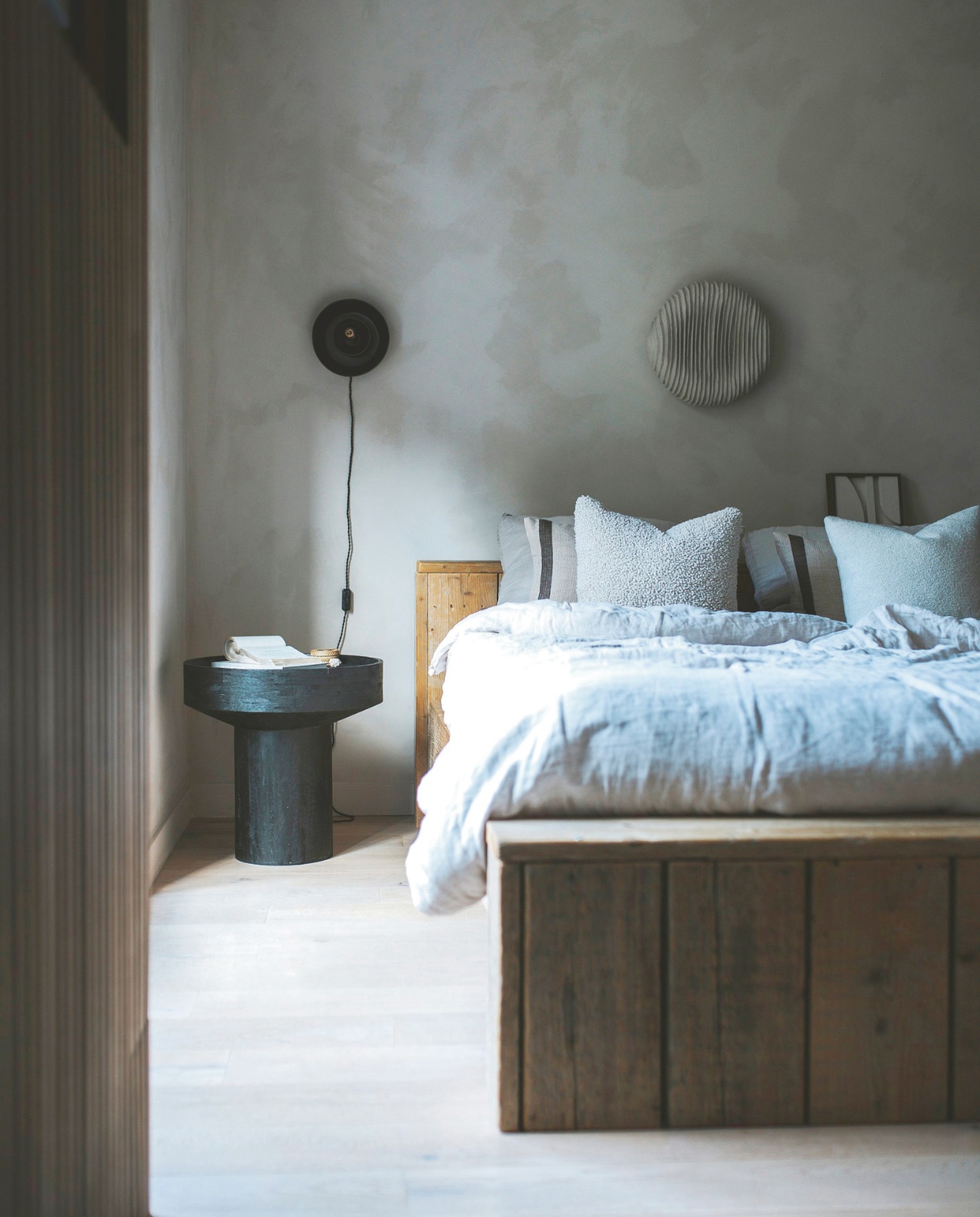 De muren, plafond en plinten geverfd met kalkverf in kleur Mushroom no. 287 van Lab Paint. Keramische wandlamp Ami via Casa Gitane. Het bed is maatwerk. vtwonen binnenkijkspecial 11-2024 | fotografie Merel Visscher