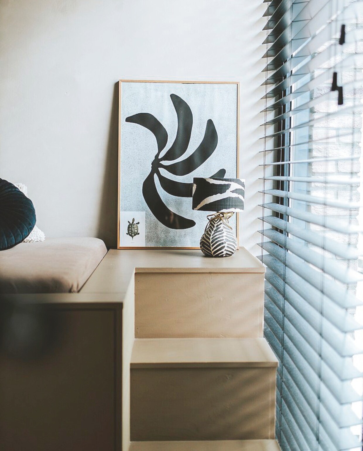 Poster Enkel Art Studio. Zelfgemaakt trapje aan verbouwde Ikea-kast, geverfd in Magnum no. 708 van Lab Paint. Lamp Madame Garage vtwonen binnenkijkspecial 11-2024 | fotografie Merel Visscher