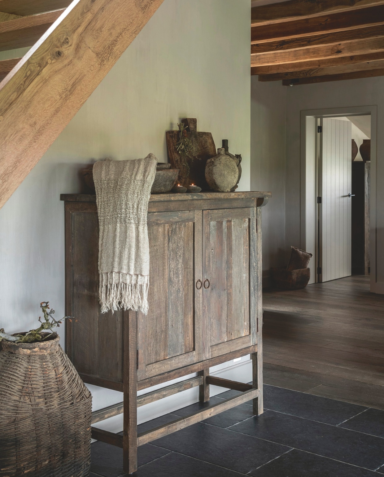 De Franse snijplank is van Floorabella Boutique. ‘Van alle items in de woning is dit iets wat ik nooit zou wegdoen. Echt een uniek stuk dat je nergens anders ziet.’ vtwonen landelijk 08-2024 | fotografie Jonah Samyn