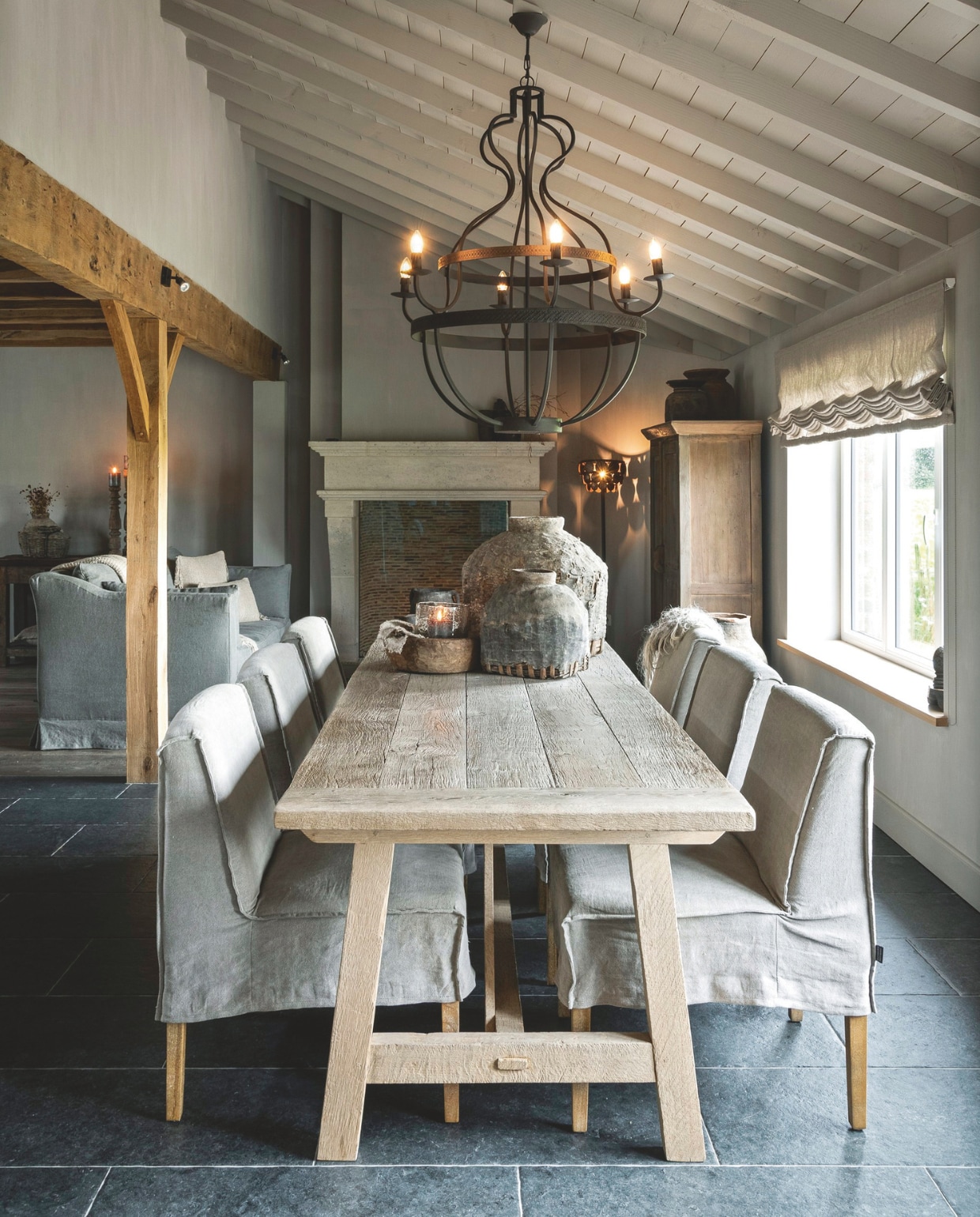 Zowel de muren als het plafond zijn in bijna de hele woning geschilderd in de kleur Soft Taupe van Pure &amp; Original. De linnen stoelen zijn uit de LaLinde collectie van Aura Peeperkorn en de tafel is op maat gemaakt door Eddy Boerjan. vtwonen landelijk 08-2024 | fotografie Jonah Samyn