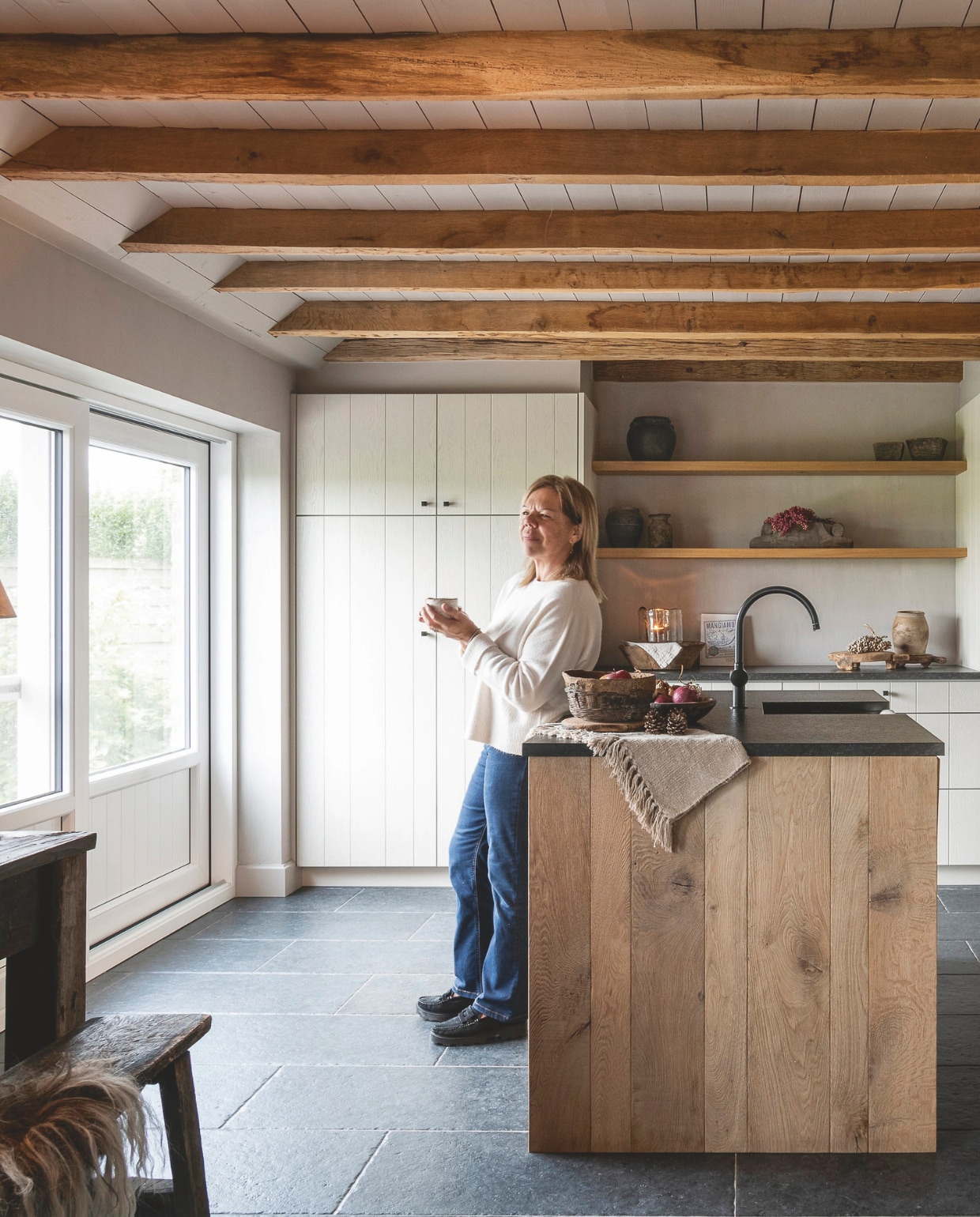 De keuken is ontworpen door Martine en uitgevoerd door Verco Keukens &amp; Interieur. vtwonen landelijk 08-2024 | fotografie Jonah Samyn